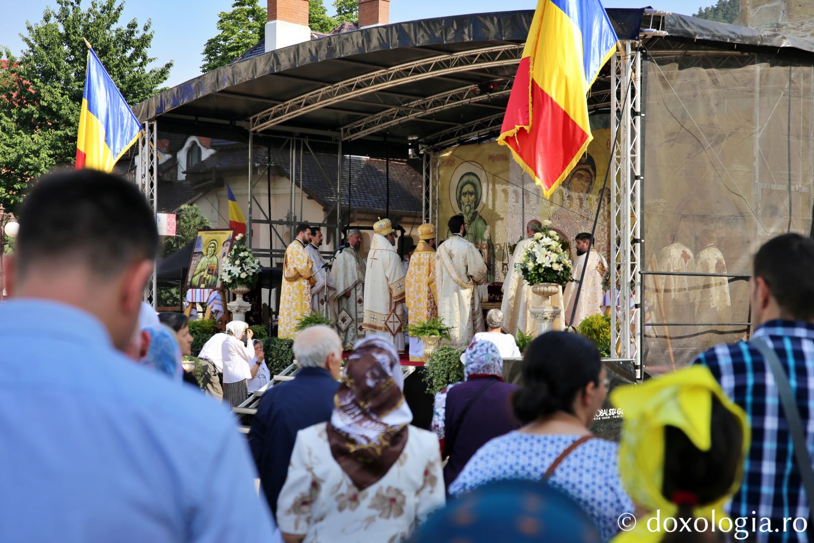 Doi ierarhi la hramul Bisericii Domnești din Piatra Neamț: „Un copil ne pregătește calea Împărăției lui Dumnezeu”