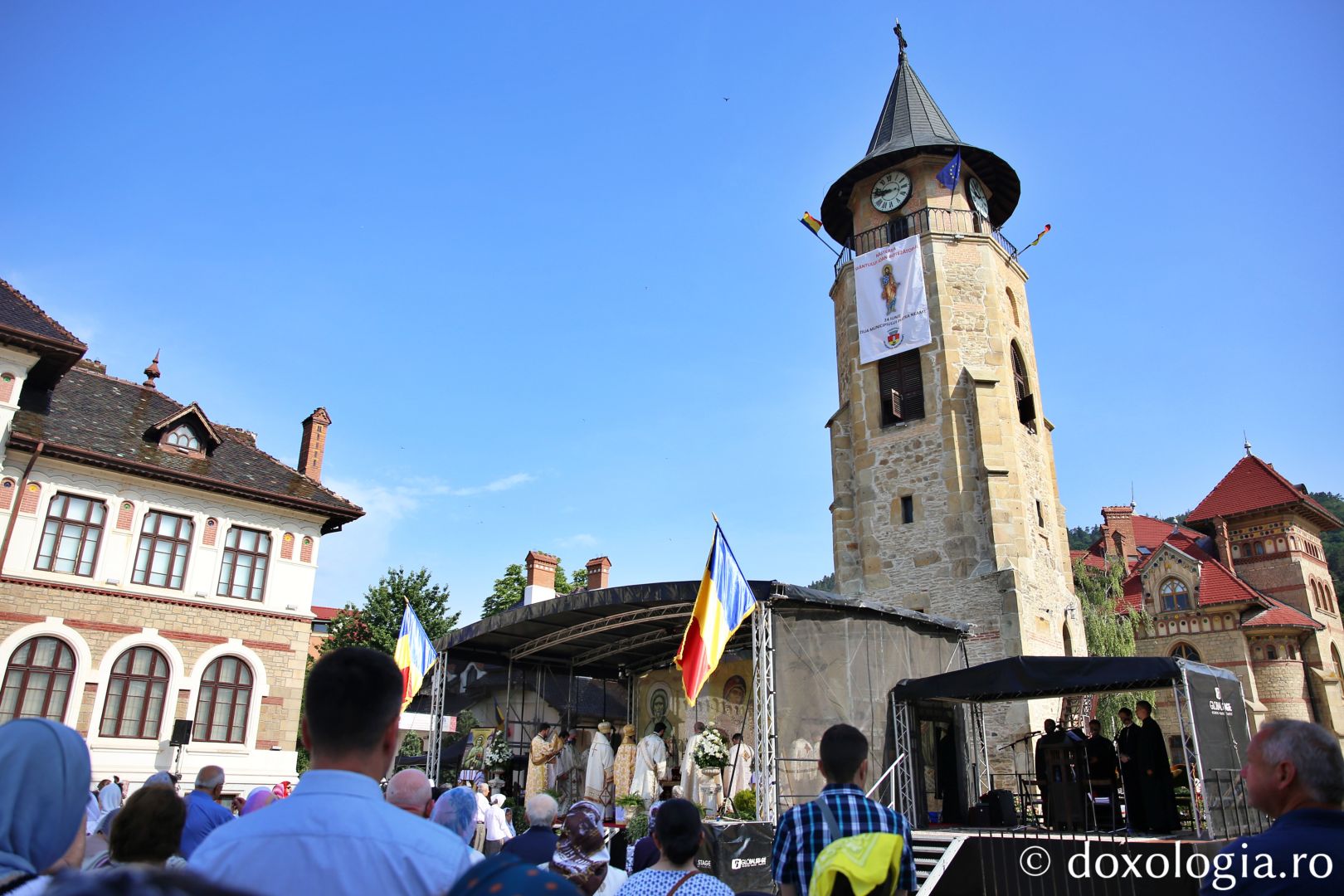 Doi ierarhi la hramul Bisericii Domnești din Piatra Neamț: „Un copil ne pregătește calea Împărăției lui Dumnezeu”