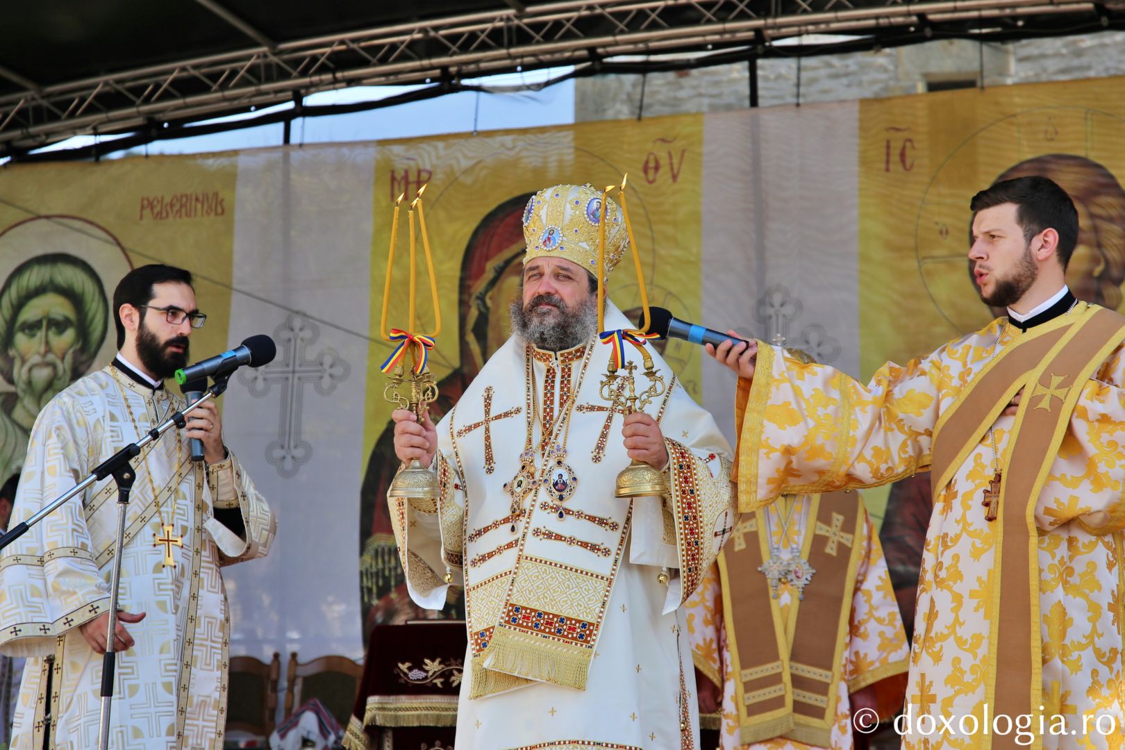 Doi ierarhi la hramul Bisericii Domnești din Piatra Neamț: „Un copil ne pregătește calea Împărăției lui Dumnezeu”