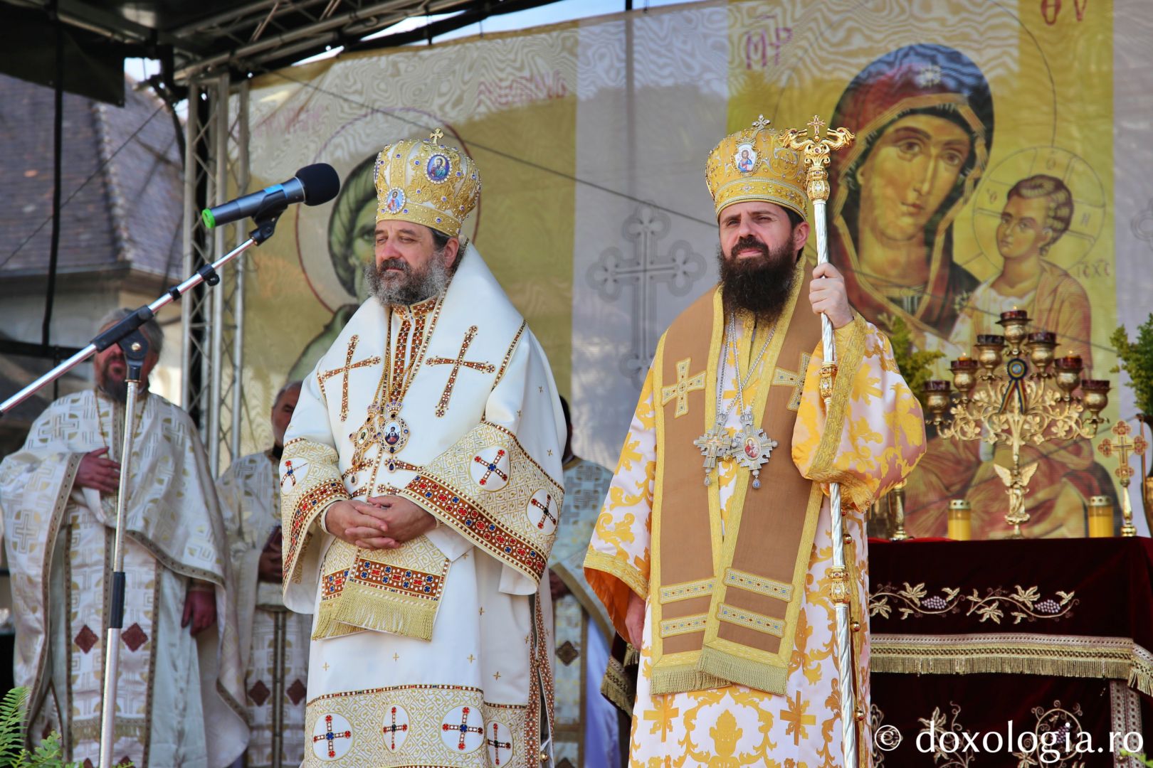 Doi ierarhi la hramul Bisericii Domnești din Piatra Neamț: „Un copil ne pregătește calea Împărăției lui Dumnezeu”