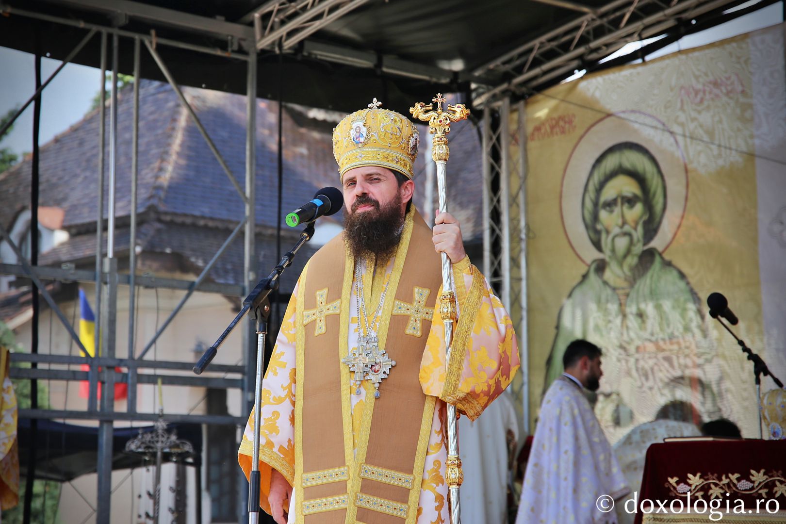 Doi ierarhi la hramul Bisericii Domnești din Piatra Neamț: „Un copil ne pregătește calea Împărăției lui Dumnezeu”