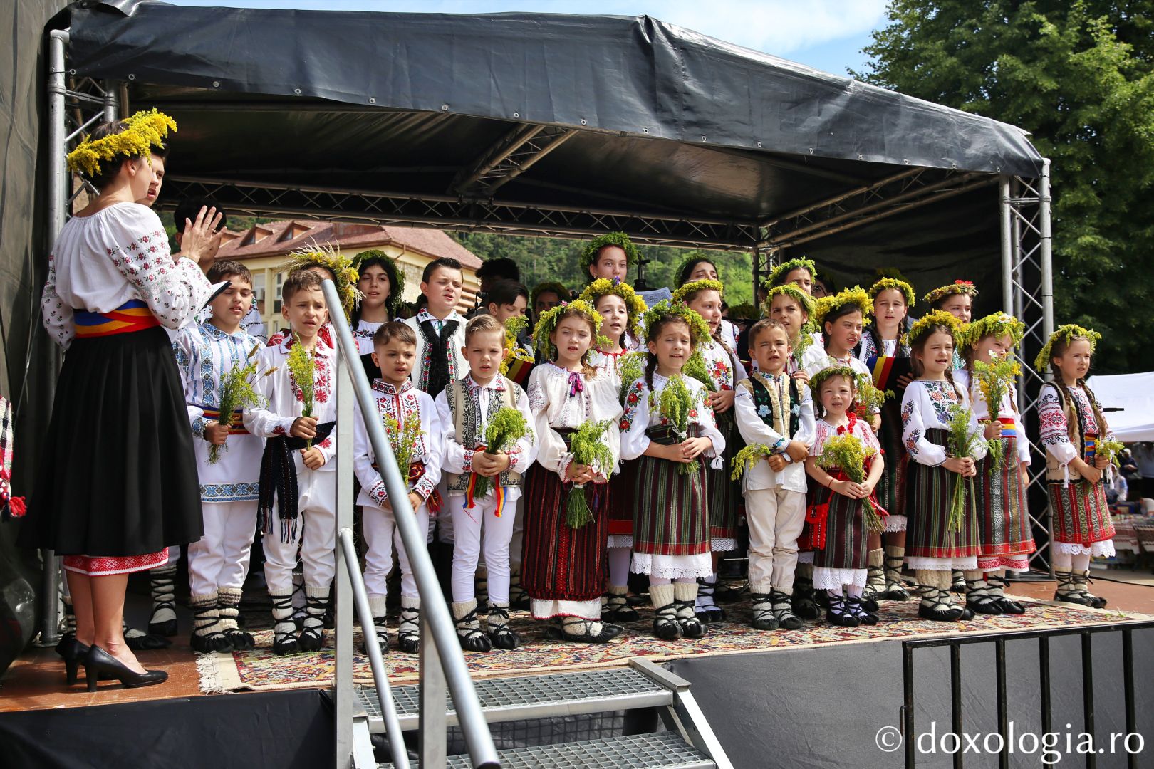 Doi ierarhi la hramul Bisericii Domnești din Piatra Neamț: „Un copil ne pregătește calea Împărăției lui Dumnezeu”