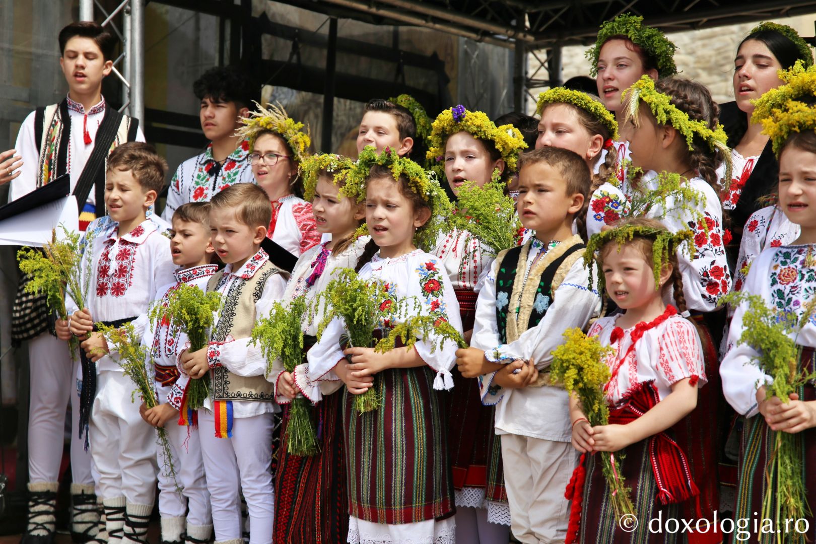Doi ierarhi la hramul Bisericii Domnești din Piatra Neamț: „Un copil ne pregătește calea Împărăției lui Dumnezeu”