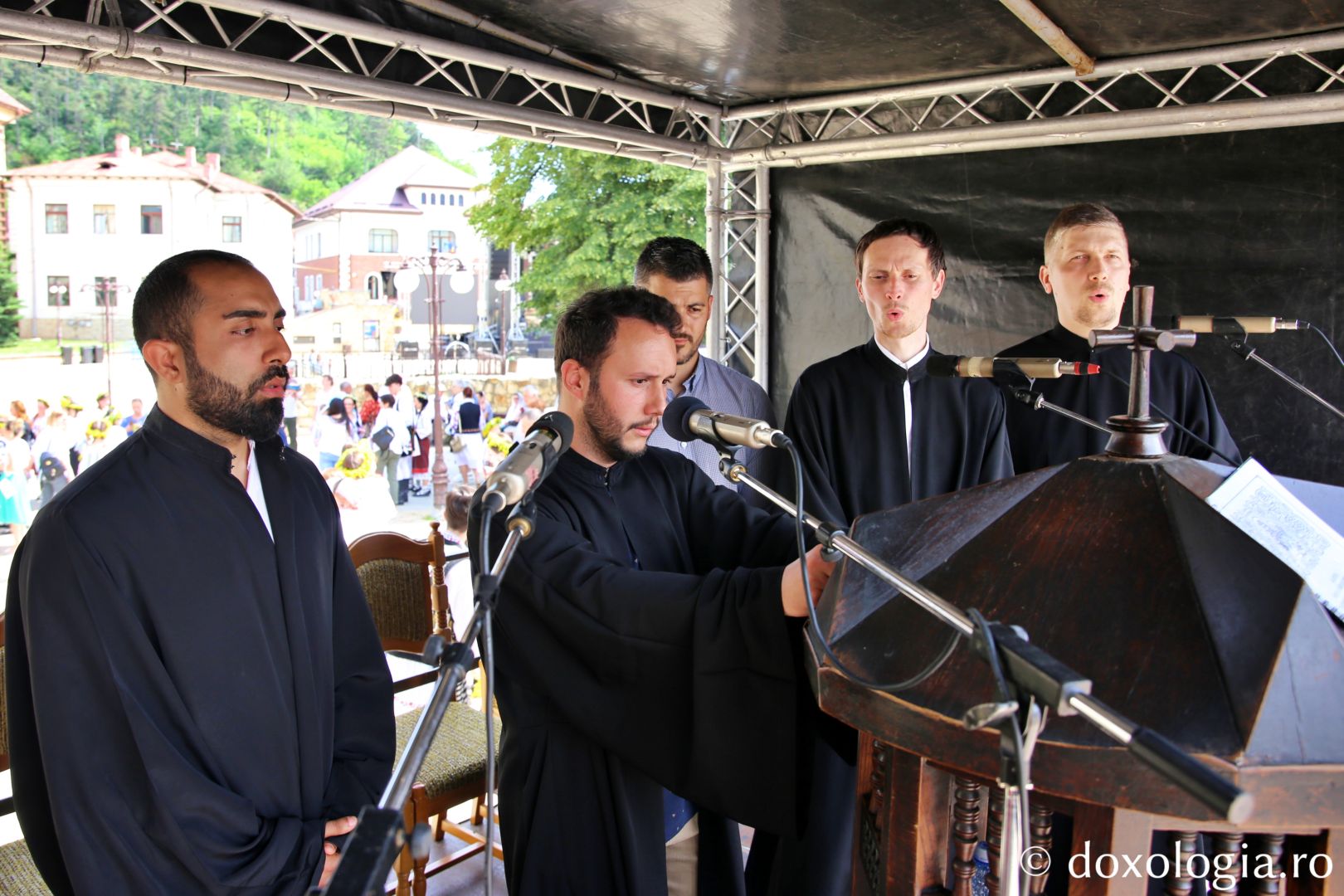 Doi ierarhi la hramul Bisericii Domnești din Piatra Neamț: „Un copil ne pregătește calea Împărăției lui Dumnezeu”