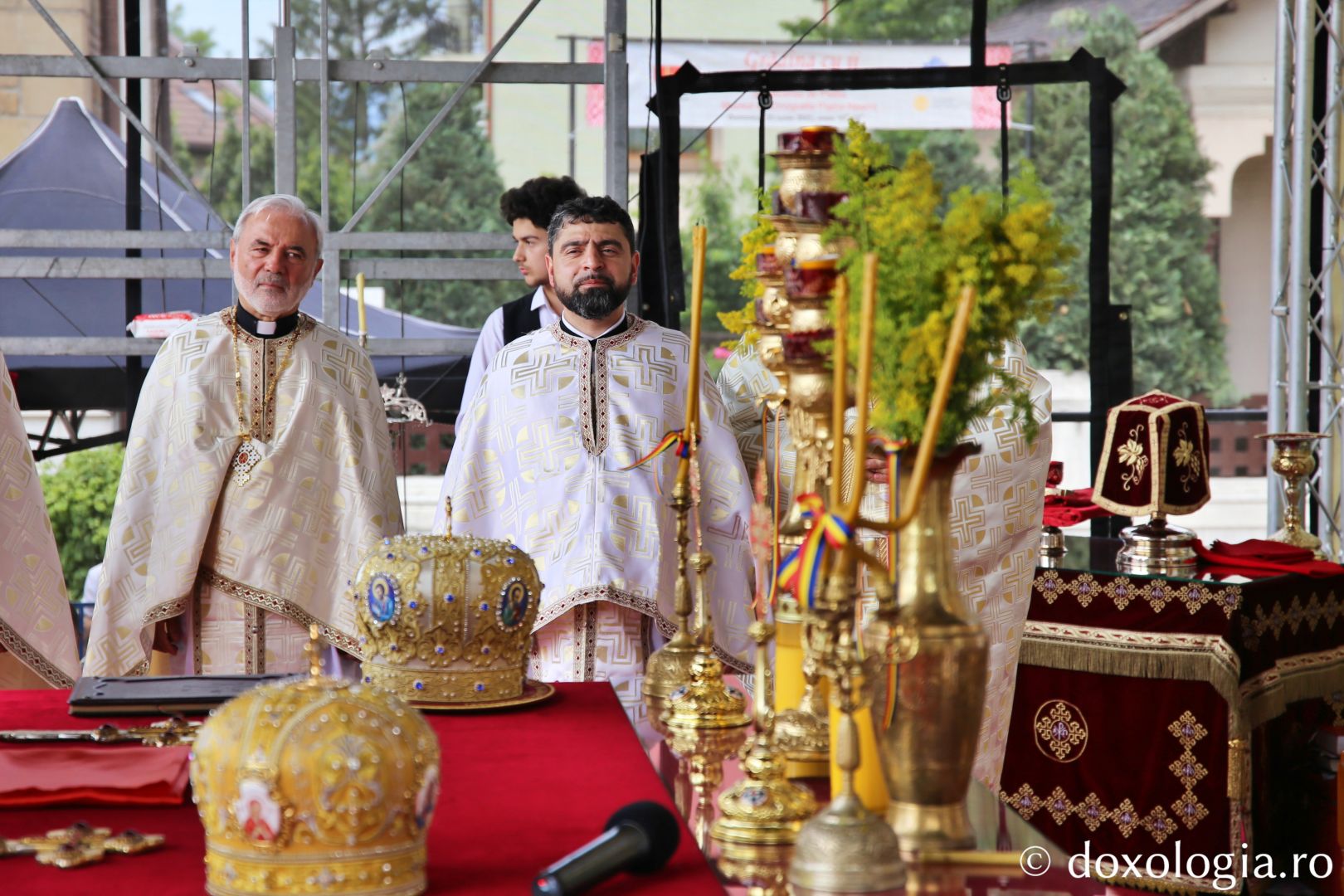 Doi ierarhi la hramul Bisericii Domnești din Piatra Neamț: „Un copil ne pregătește calea Împărăției lui Dumnezeu”