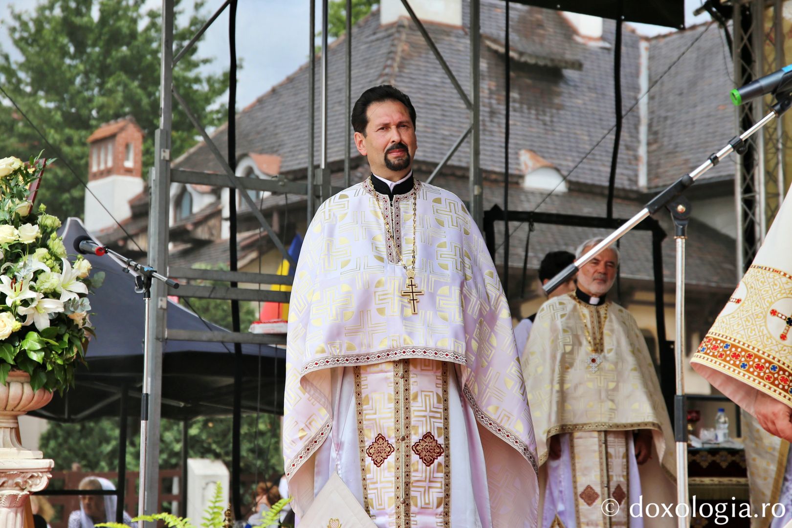 Doi ierarhi la hramul Bisericii Domnești din Piatra Neamț: „Un copil ne pregătește calea Împărăției lui Dumnezeu”