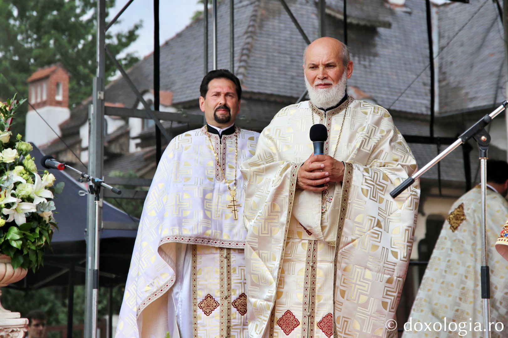 Doi ierarhi la hramul Bisericii Domnești din Piatra Neamț: „Un copil ne pregătește calea Împărăției lui Dumnezeu”