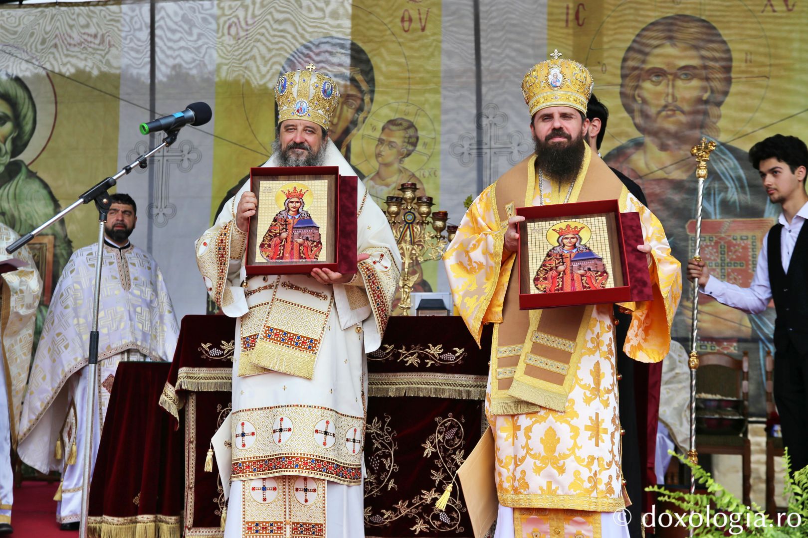 Doi ierarhi la hramul Bisericii Domnești din Piatra Neamț: „Un copil ne pregătește calea Împărăției lui Dumnezeu”