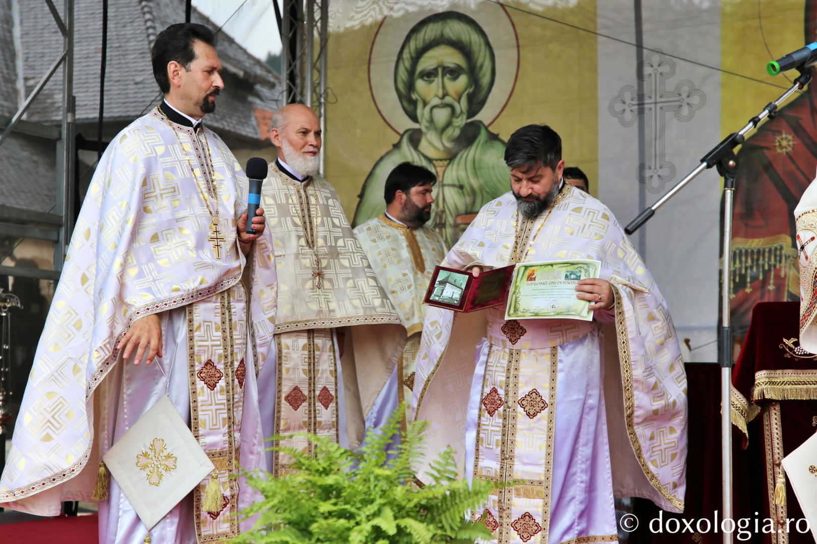 Doi ierarhi la hramul Bisericii Domnești din Piatra Neamț: „Un copil ne pregătește calea Împărăției lui Dumnezeu”
