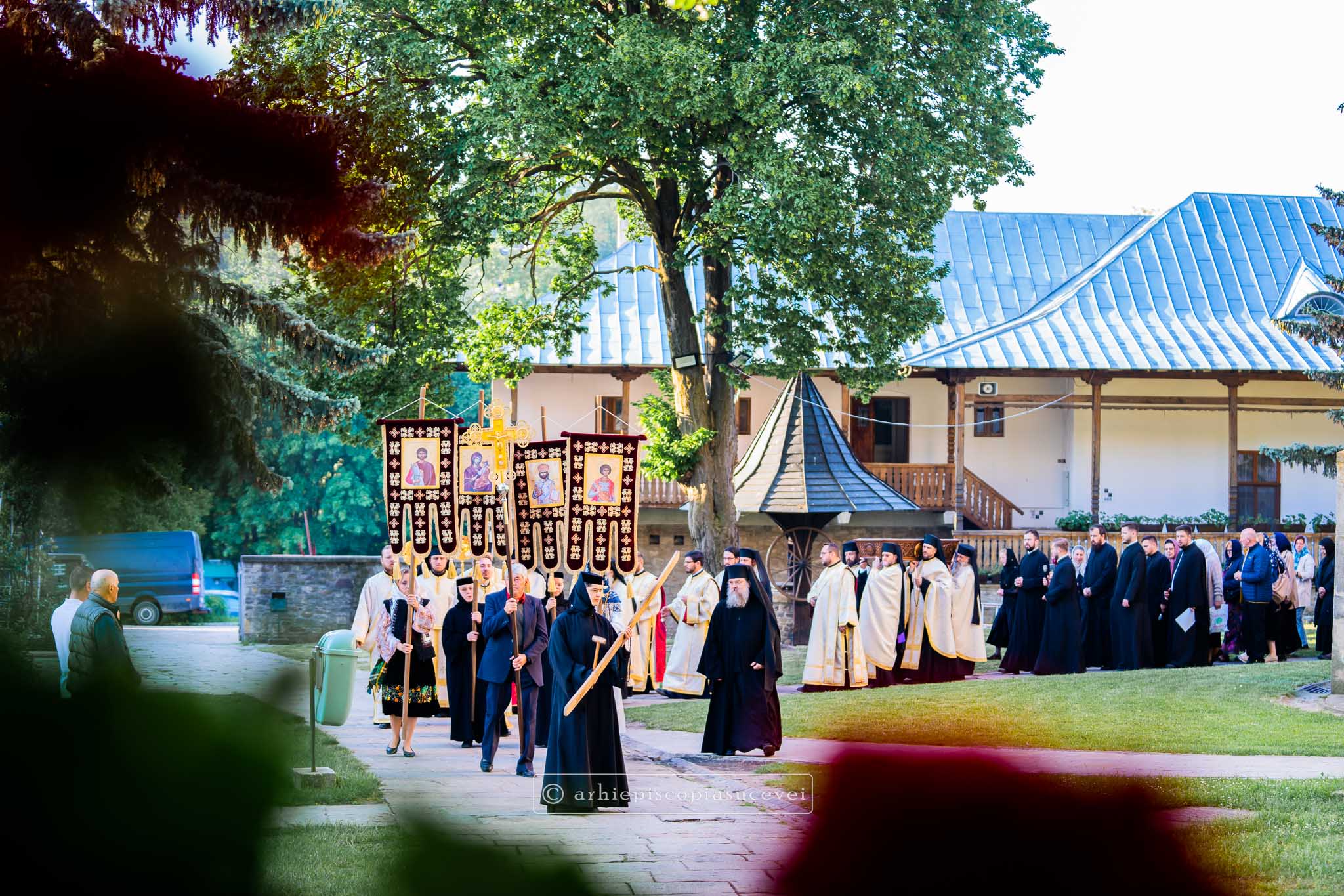 Racla cu cinstitele moaște ale Sfântului Mare Mucenic Ioan cel Nou de la Suceava a fost așezată spre închinare