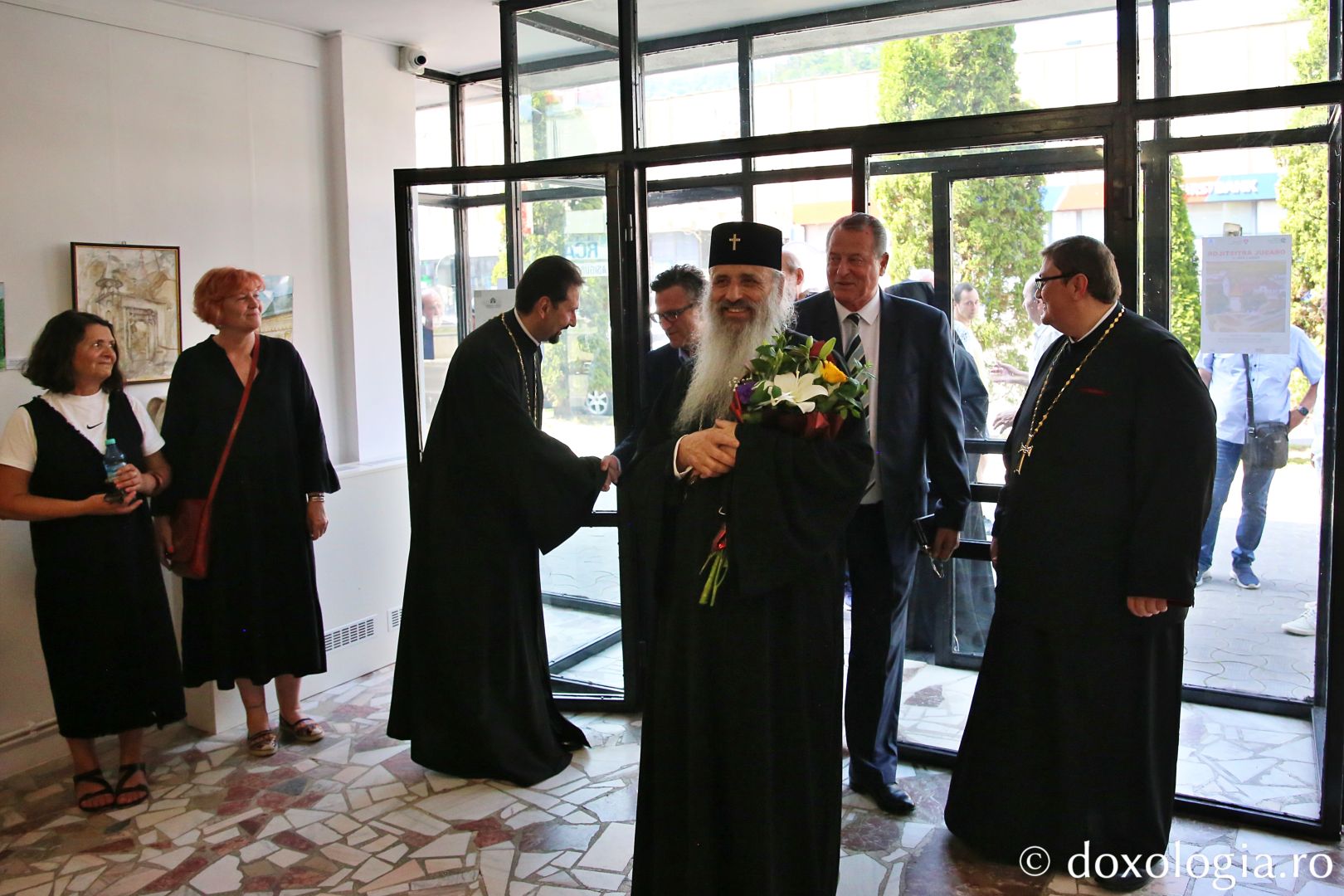 Foto: Flavius Popa Mii de oameni, împreună cu sfinții, în procesiune pe străzile din Piatra Neamț