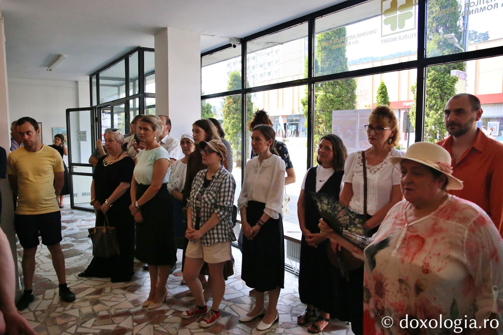 Foto: Flavius Popa Mii de oameni, împreună cu sfinții, în procesiune pe străzile din Piatra Neamț