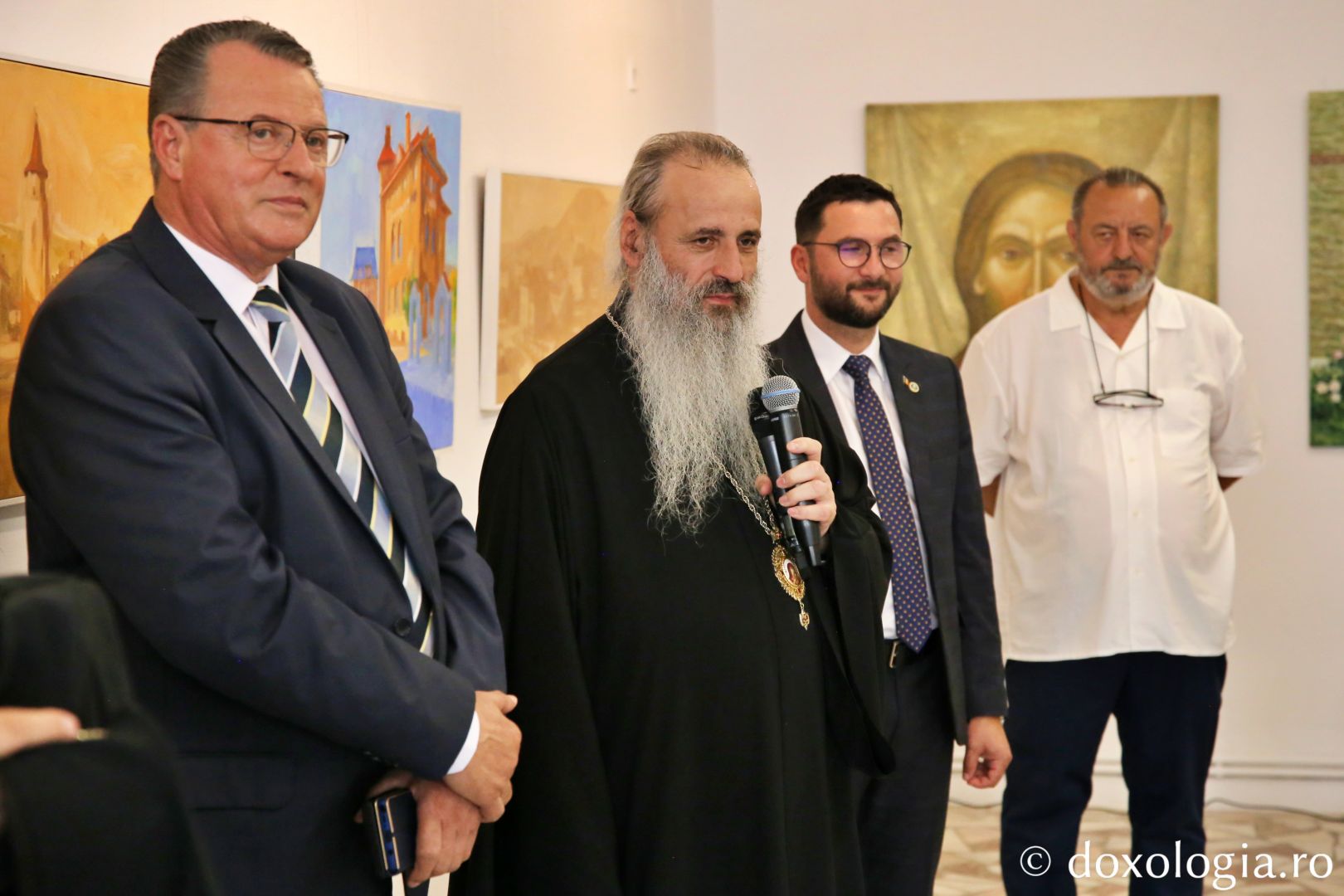 Foto: Flavius Popa Mii de oameni, împreună cu sfinții, în procesiune pe străzile din Piatra Neamț