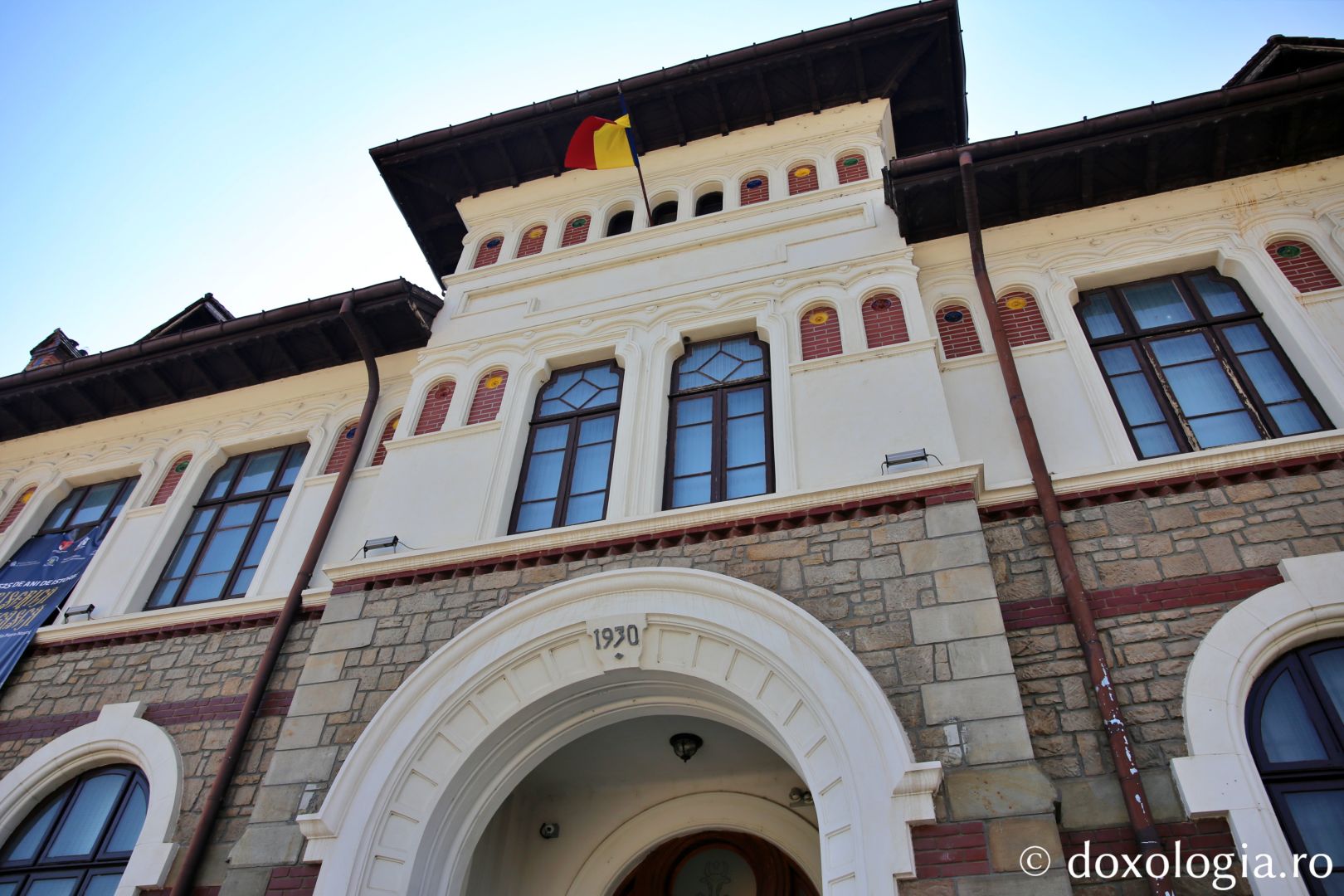 Foto: Flavius Popa Mii de oameni, împreună cu sfinții, în procesiune pe străzile din Piatra Neamț
