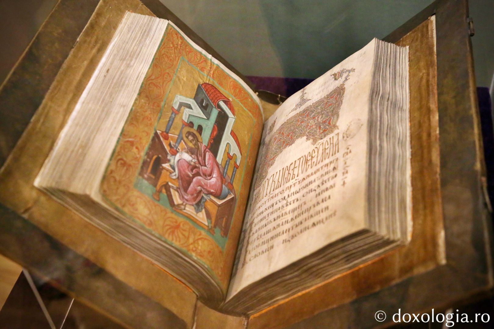 Foto: Flavius Popa Mii de oameni, împreună cu sfinții, în procesiune pe străzile din Piatra Neamț