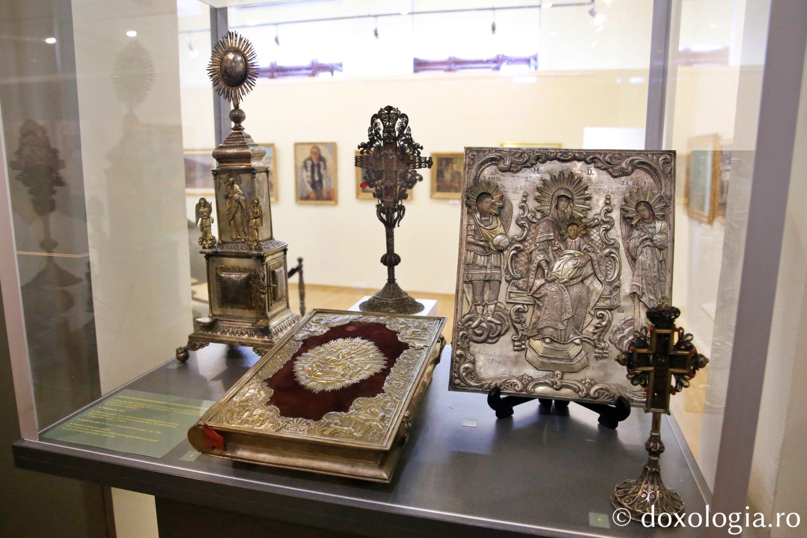 Foto: Flavius Popa Mii de oameni, împreună cu sfinții, în procesiune pe străzile din Piatra Neamț