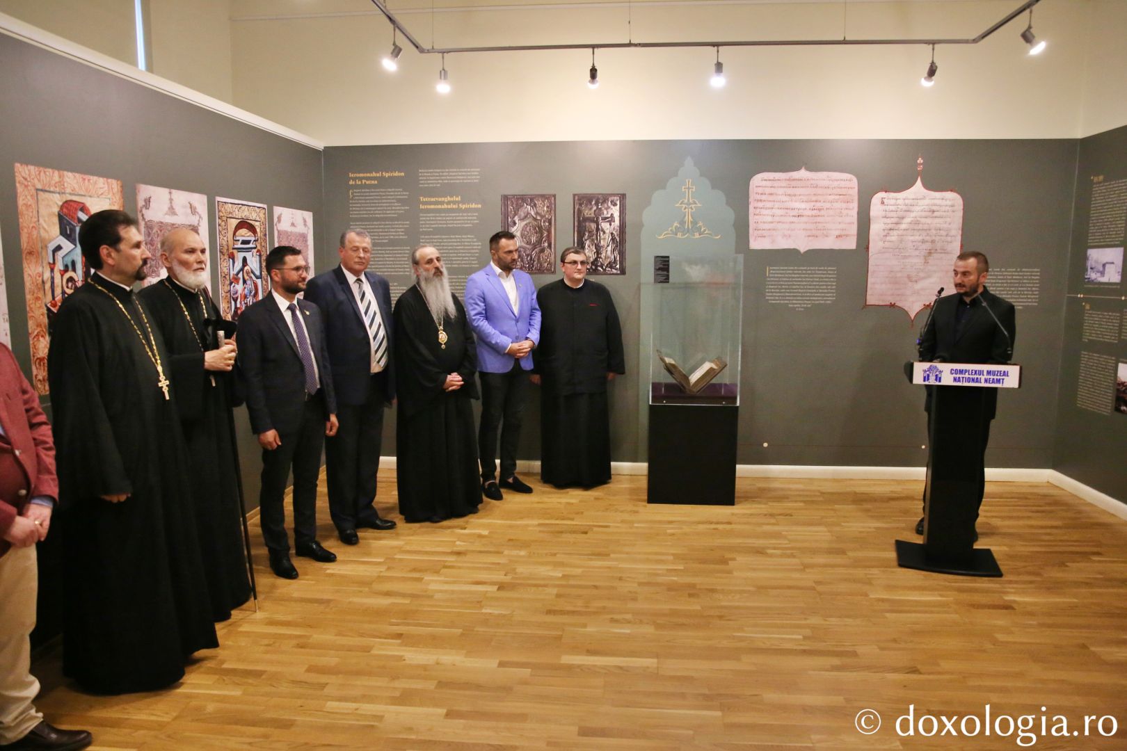 Foto: Flavius Popa Mii de oameni, împreună cu sfinții, în procesiune pe străzile din Piatra Neamț