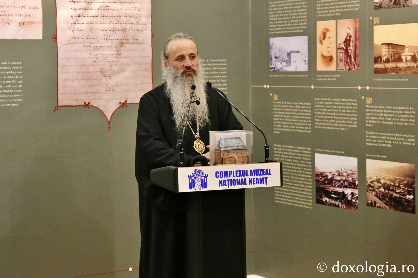 Foto: Flavius Popa Mii de oameni, împreună cu sfinții, în procesiune pe străzile din Piatra Neamț