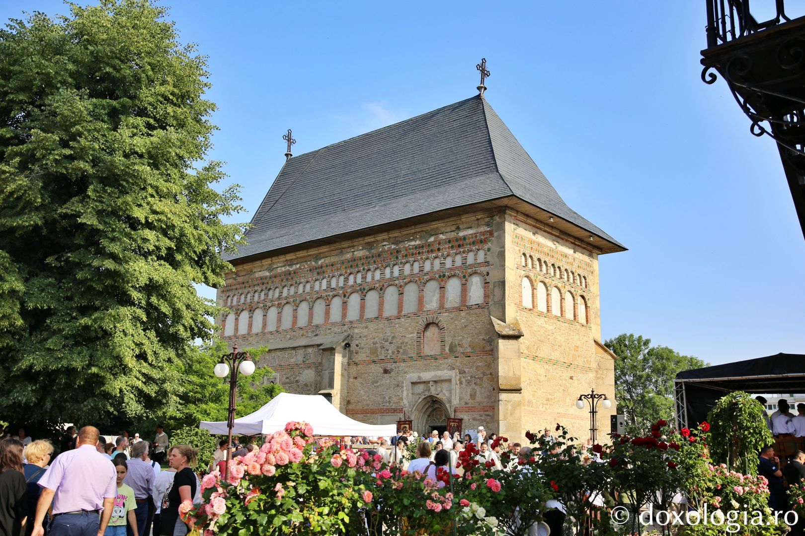 Foto: Flavius Popa Mii de oameni, împreună cu sfinții, în procesiune pe străzile din Piatra Neamț