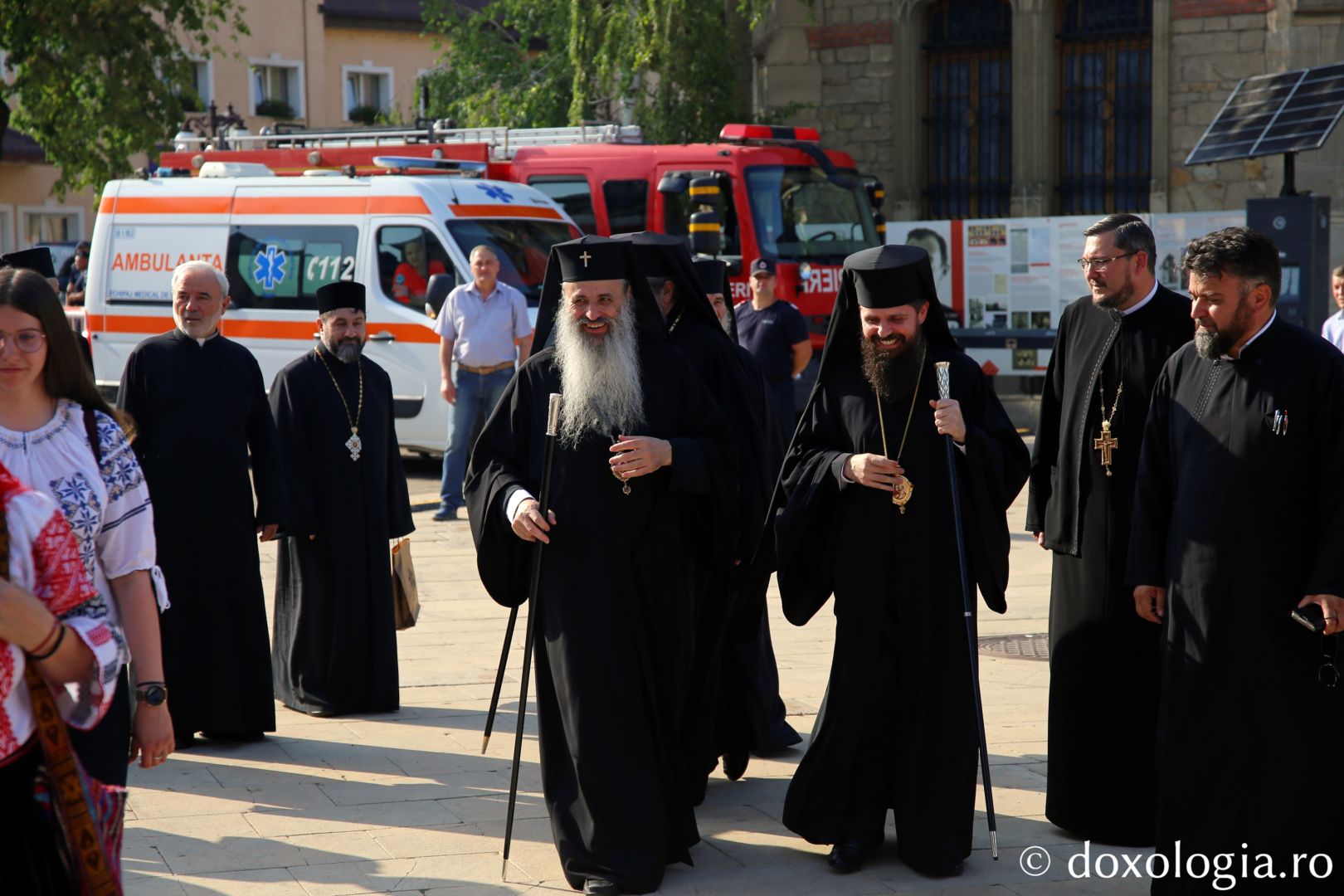 Foto: Flavius Popa Mii de oameni, împreună cu sfinții, în procesiune pe străzile din Piatra Neamț