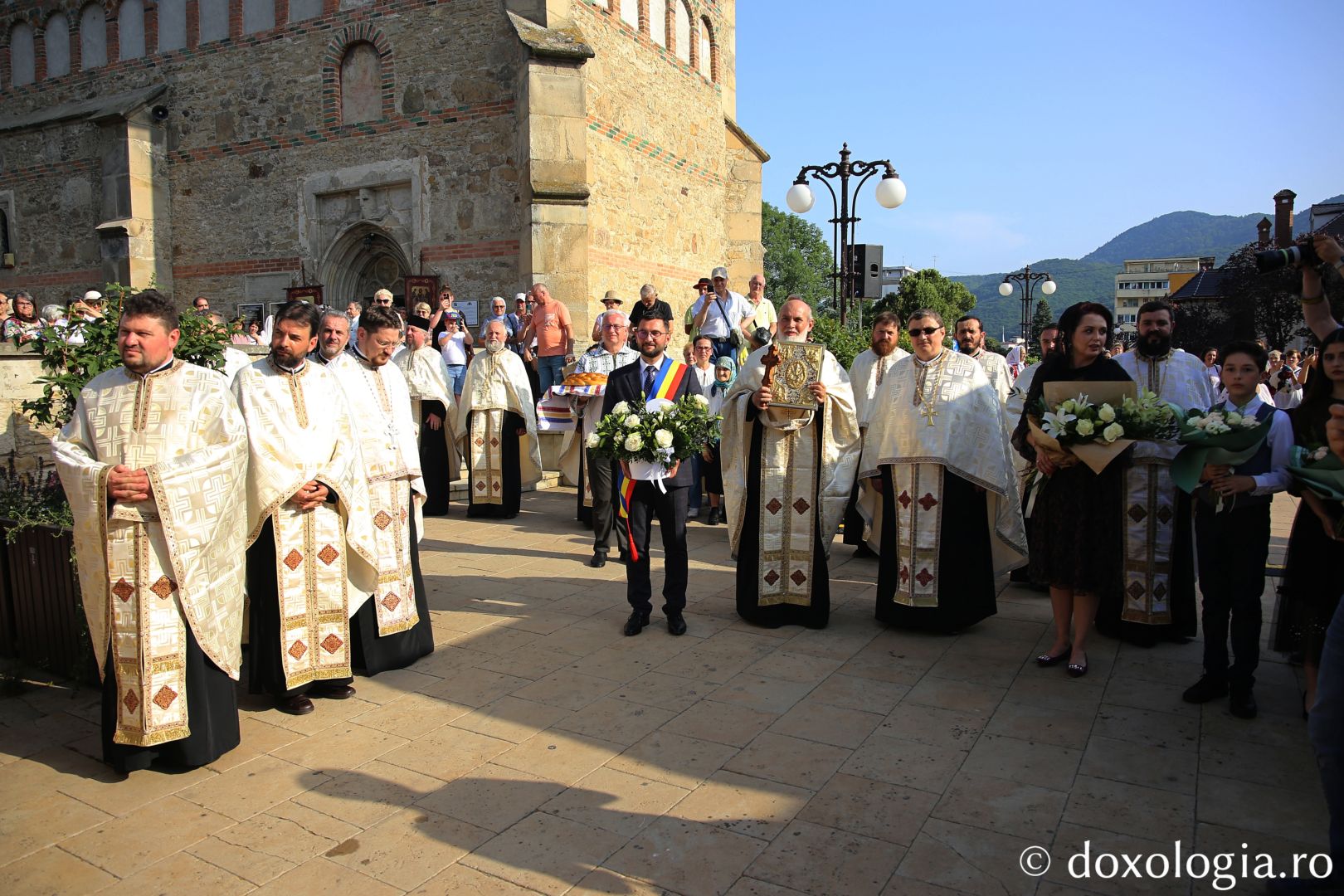 Foto: Flavius Popa Mii de oameni, împreună cu sfinții, în procesiune pe străzile din Piatra Neamț