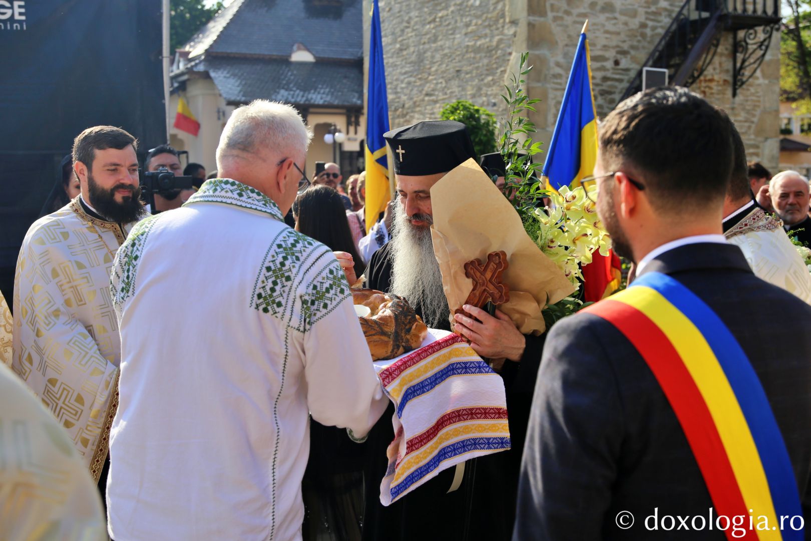 Foto: Flavius Popa Mii de oameni, împreună cu sfinții, în procesiune pe străzile din Piatra Neamț