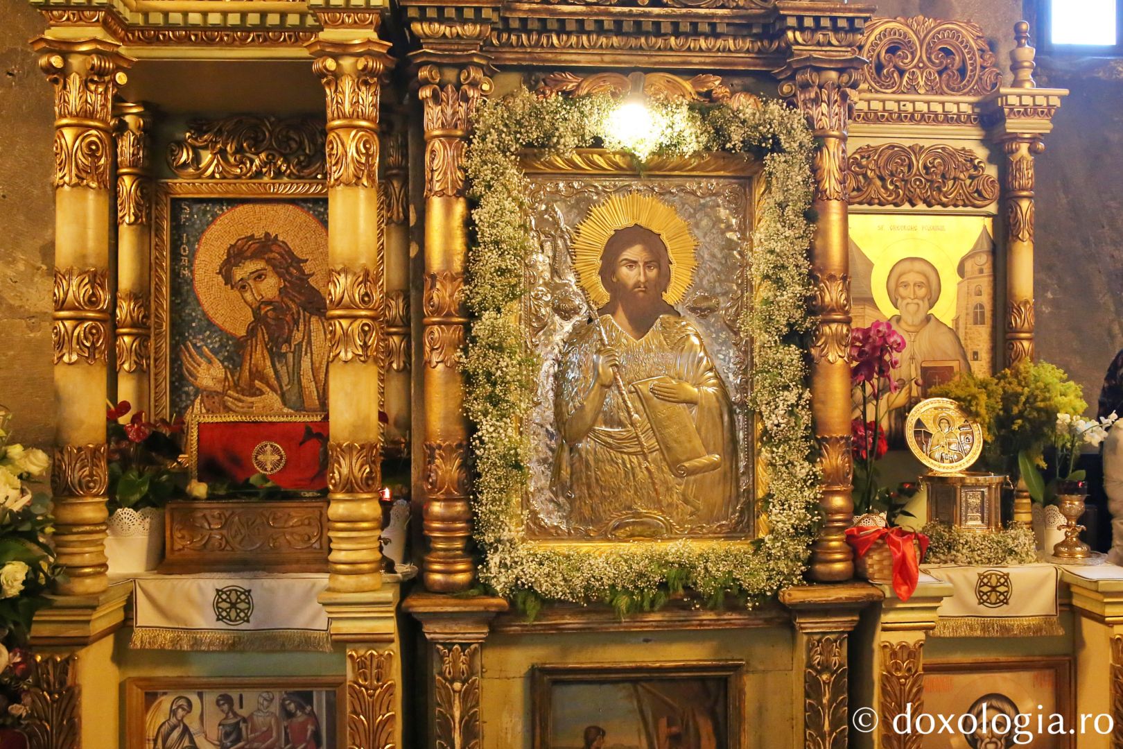 Foto: Flavius Popa Mii de oameni, împreună cu sfinții, în procesiune pe străzile din Piatra Neamț