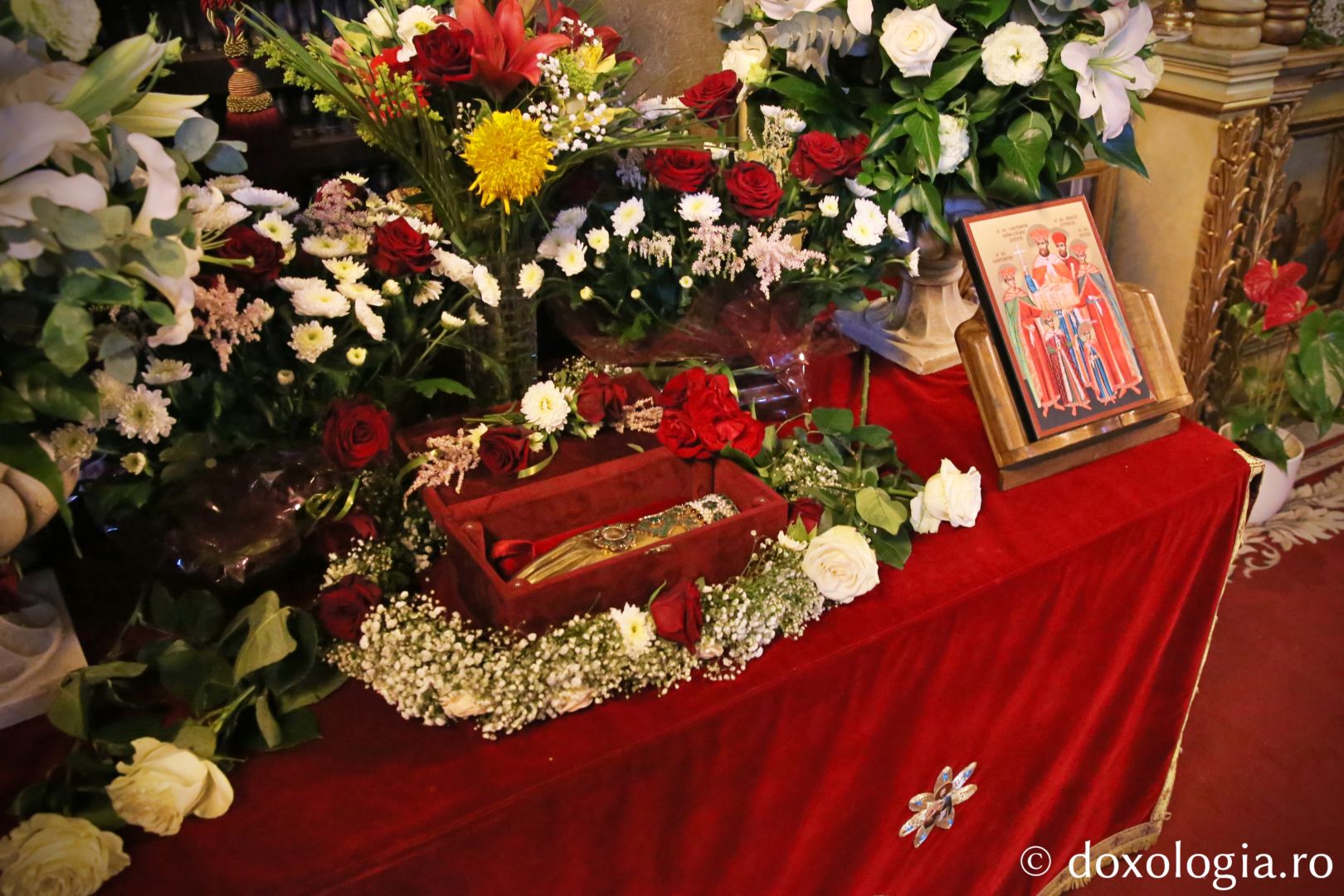 Foto: Flavius Popa Mii de oameni, împreună cu sfinții, în procesiune pe străzile din Piatra Neamț