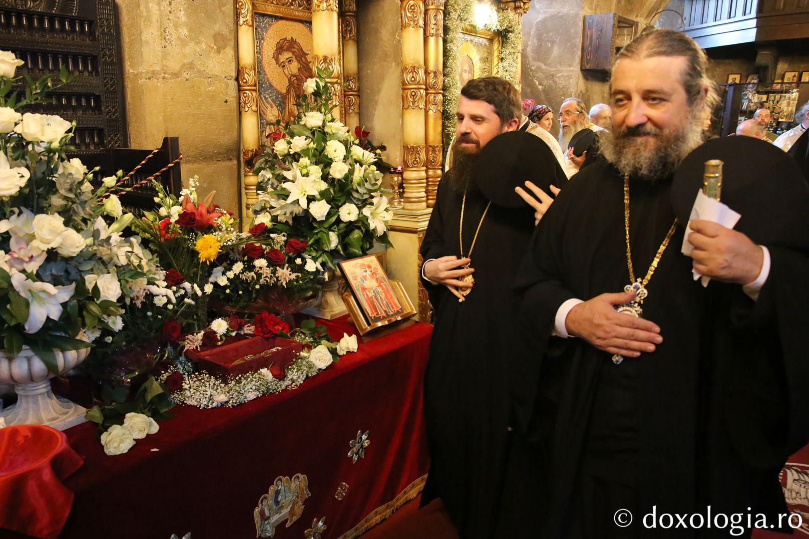 Foto: Flavius Popa Mii de oameni, împreună cu sfinții, în procesiune pe străzile din Piatra Neamț