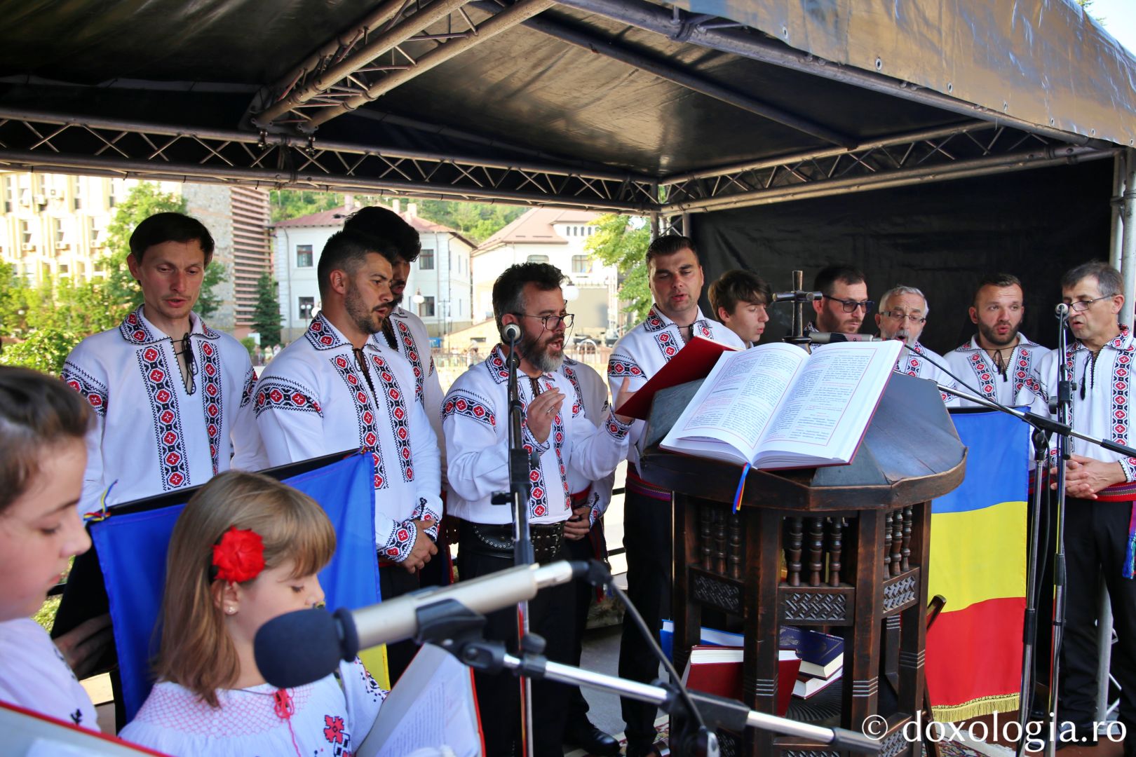 Foto: Flavius Popa Mii de oameni, împreună cu sfinții, în procesiune pe străzile din Piatra Neamț