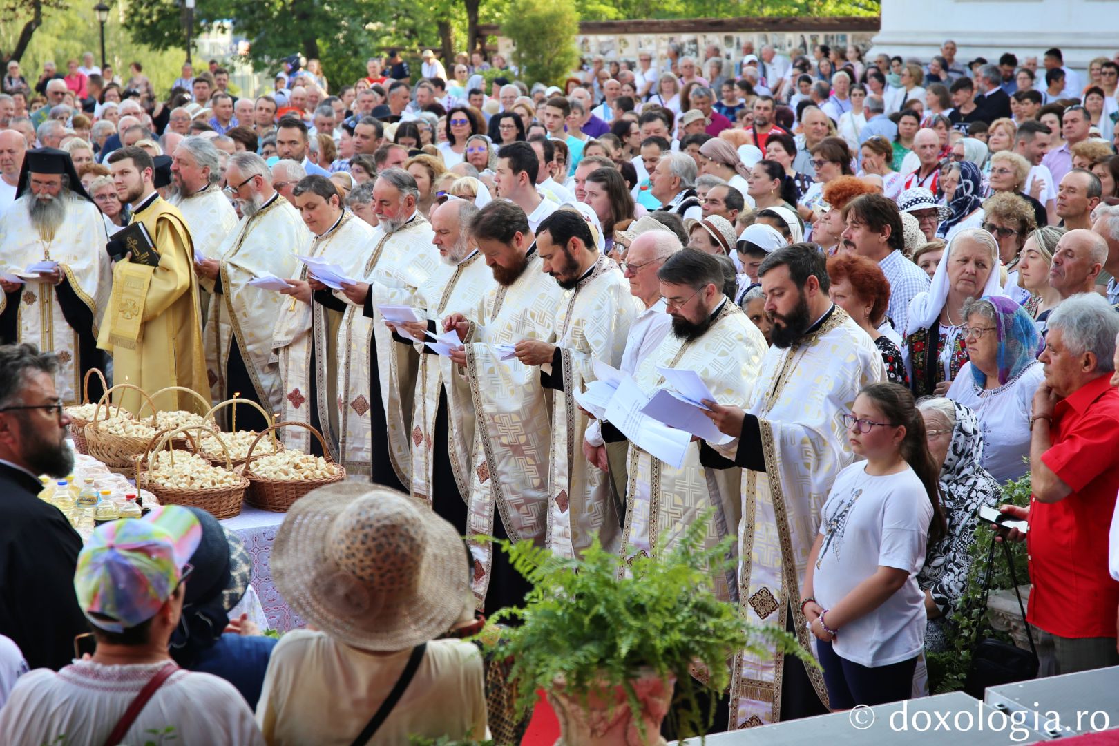 Foto: Flavius Popa Mii de oameni, împreună cu sfinții, în procesiune pe străzile din Piatra Neamț