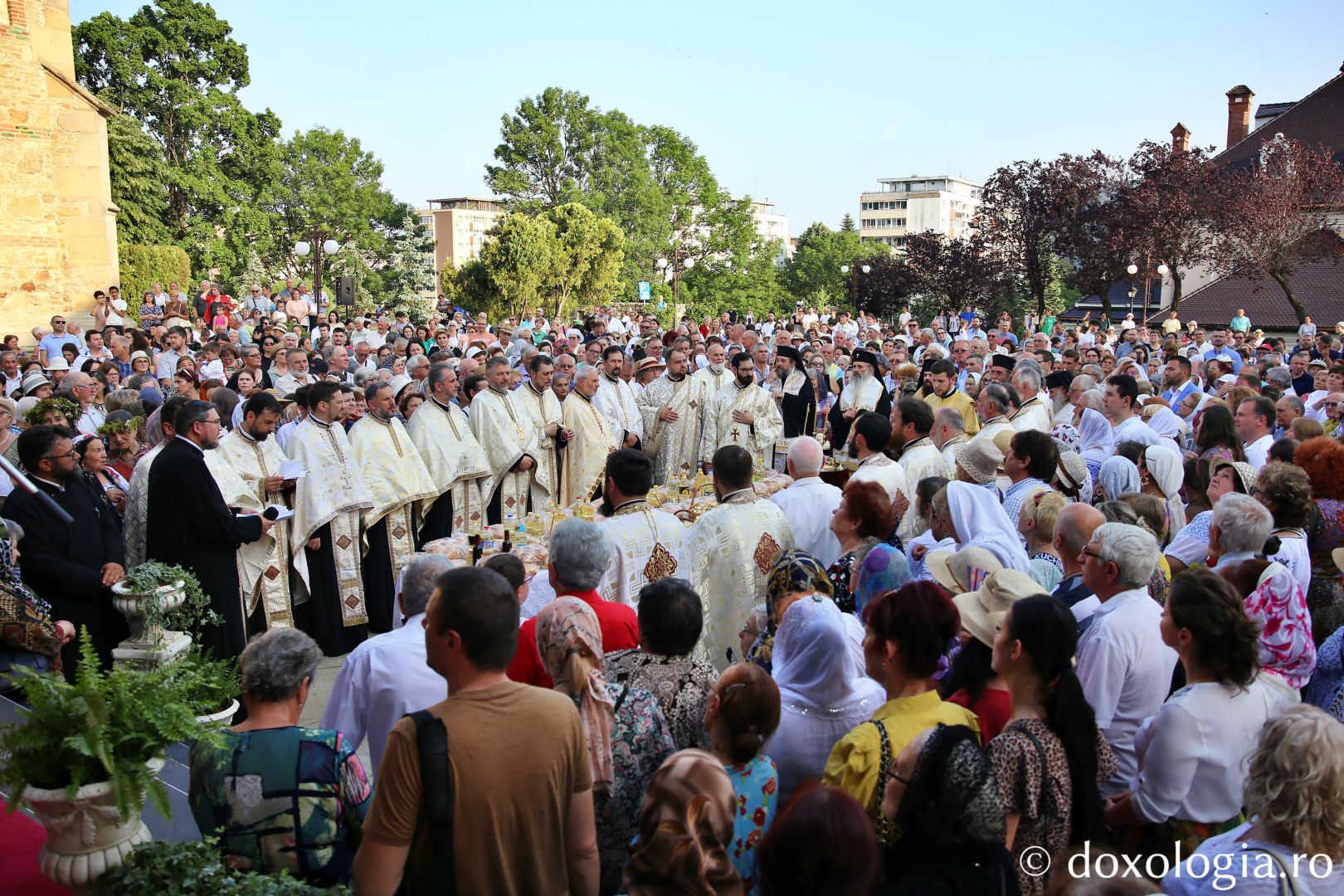 Foto: Flavius Popa Mii de oameni, împreună cu sfinții, în procesiune pe străzile din Piatra Neamț