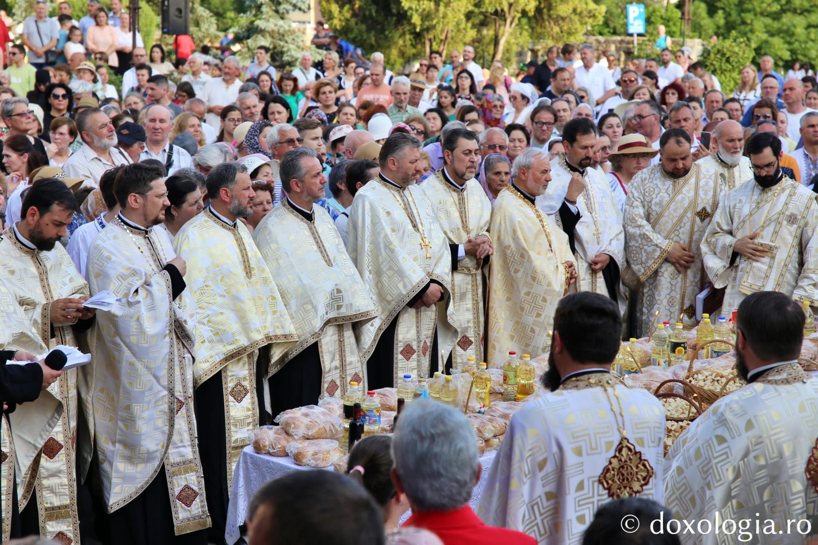 Foto: Flavius Popa Mii de oameni, împreună cu sfinții, în procesiune pe străzile din Piatra Neamț