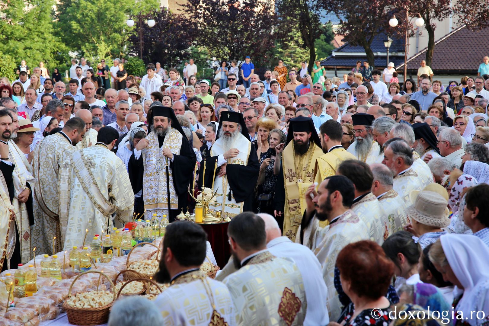 Foto: Flavius Popa Mii de oameni, împreună cu sfinții, în procesiune pe străzile din Piatra Neamț