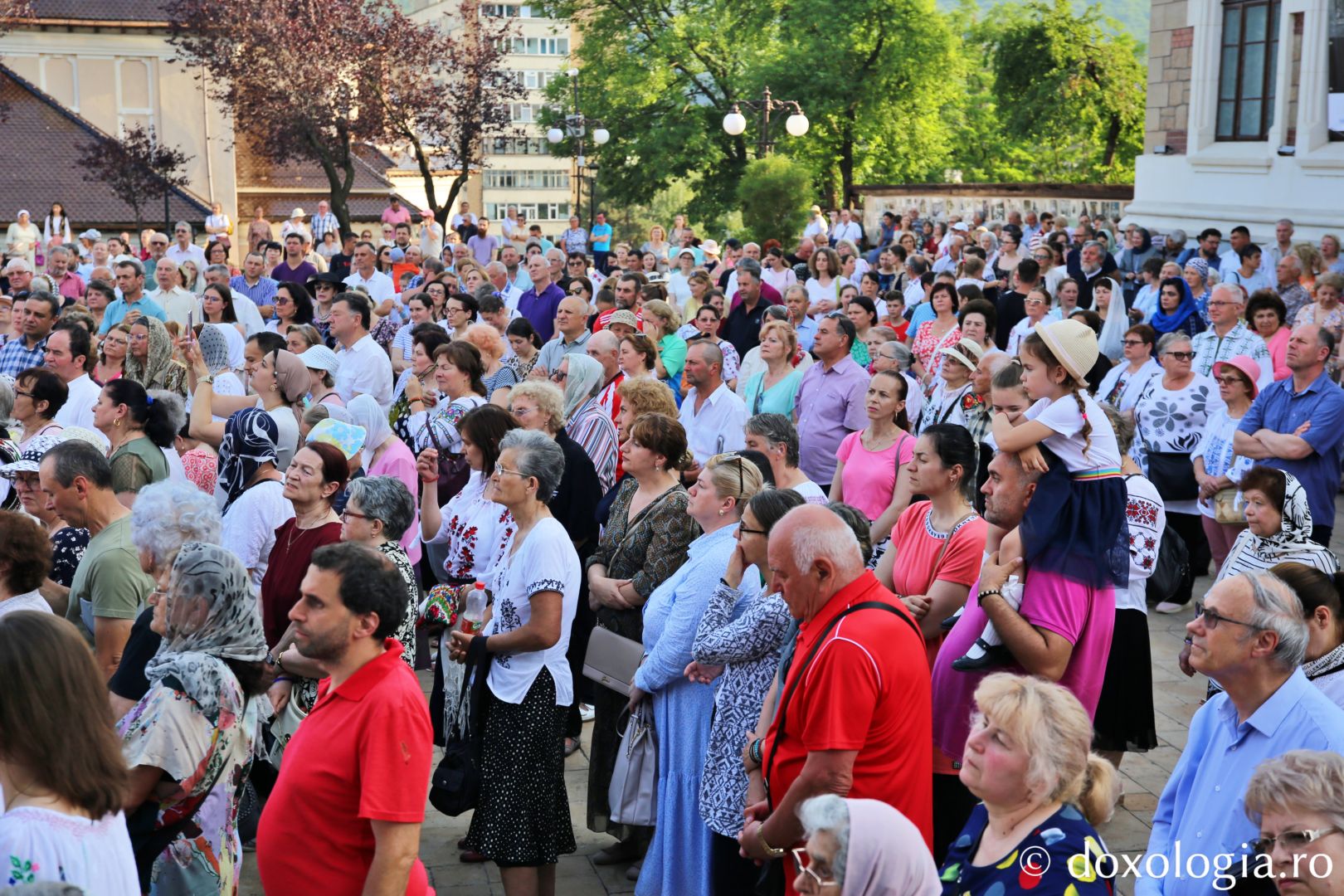 Foto: Flavius Popa Mii de oameni, împreună cu sfinții, în procesiune pe străzile din Piatra Neamț