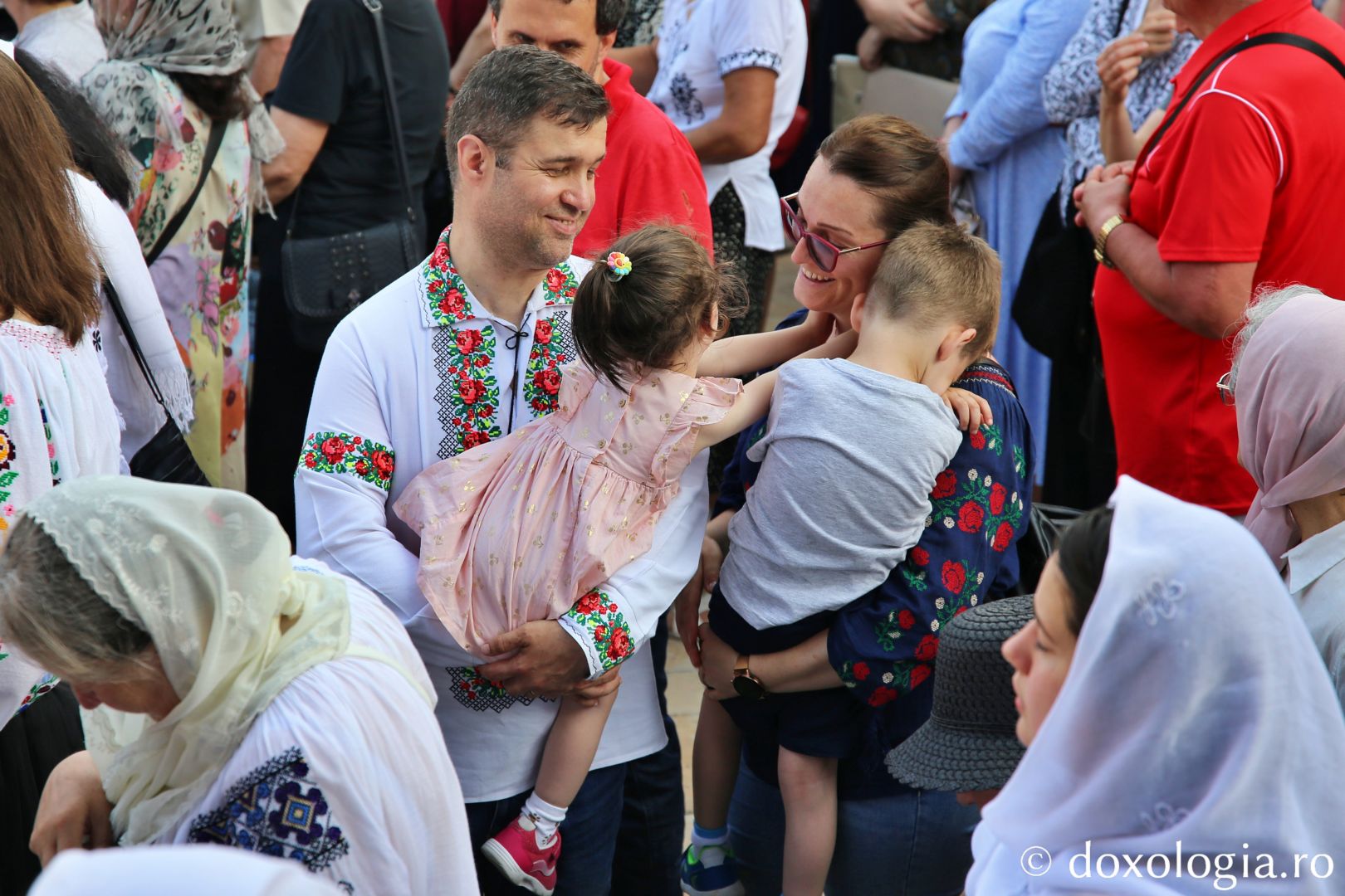 Foto: Flavius Popa Mii de oameni, împreună cu sfinții, în procesiune pe străzile din Piatra Neamț