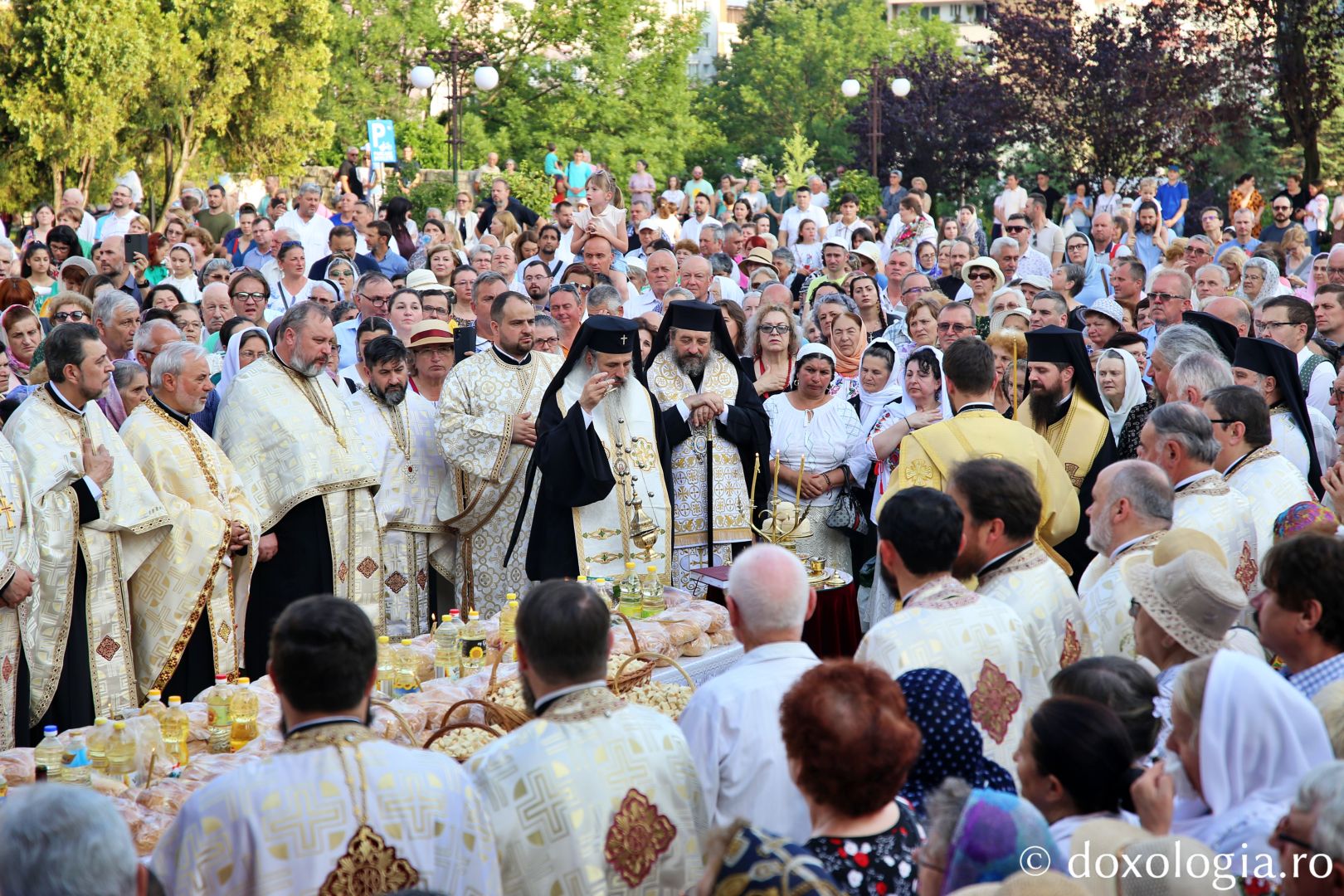 Foto: Flavius Popa Mii de oameni, împreună cu sfinții, în procesiune pe străzile din Piatra Neamț