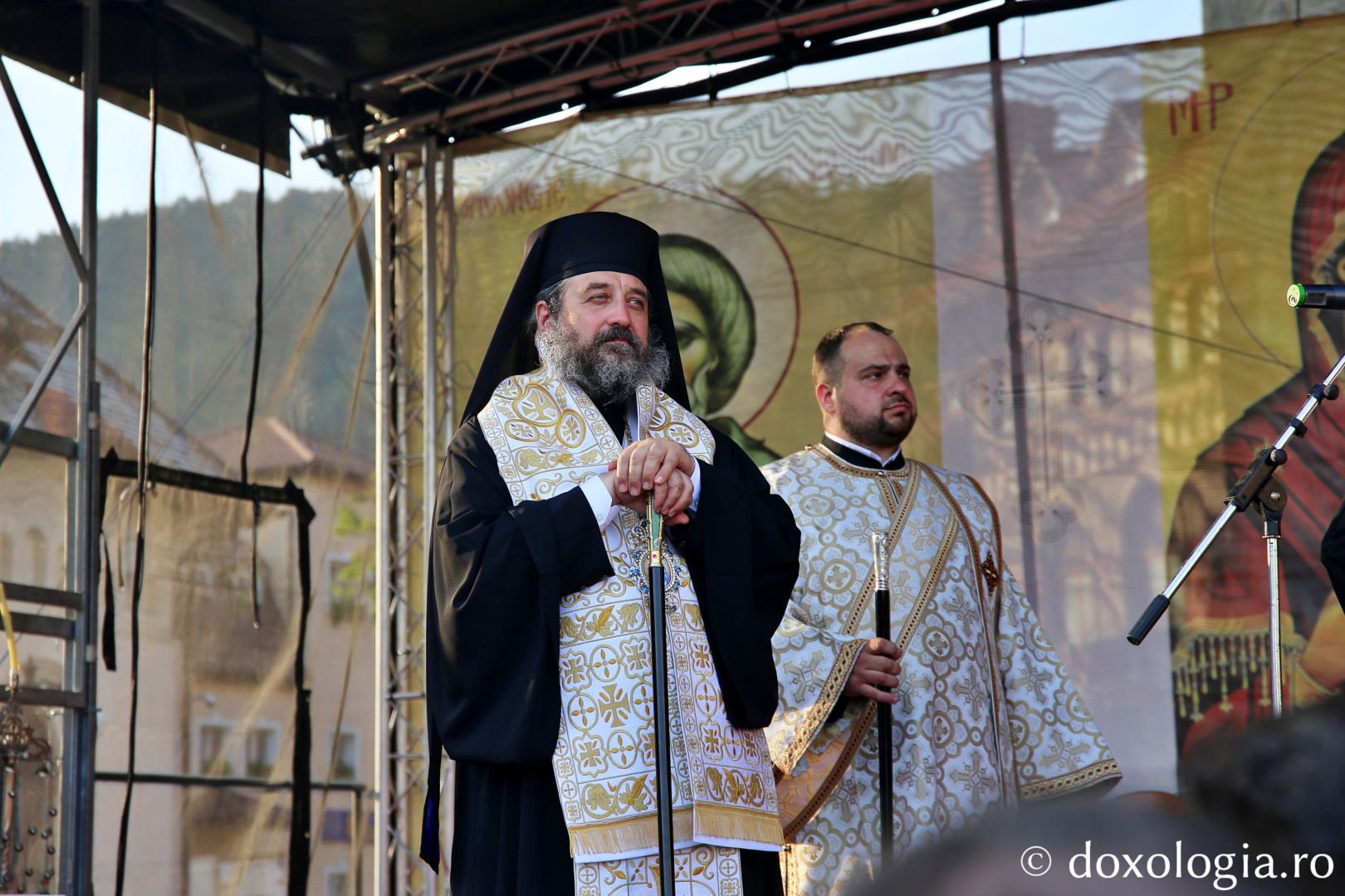 Foto: Flavius Popa Mii de oameni, împreună cu sfinții, în procesiune pe străzile din Piatra Neamț