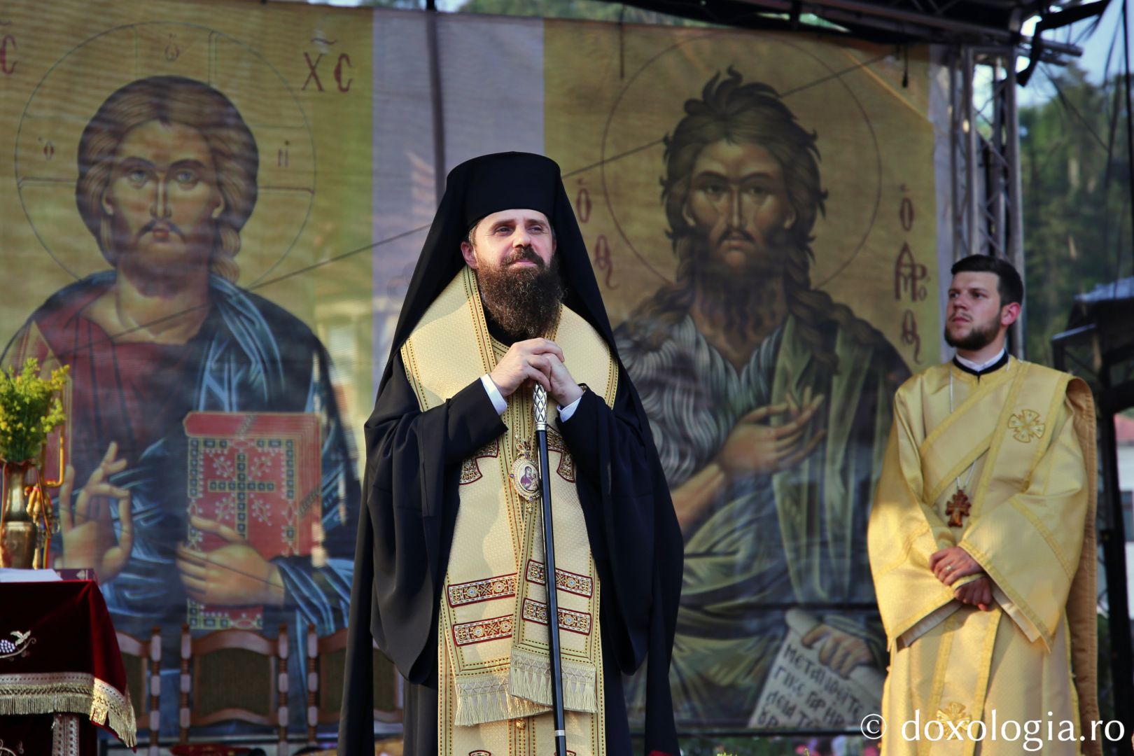 Foto: Flavius Popa Mii de oameni, împreună cu sfinții, în procesiune pe străzile din Piatra Neamț