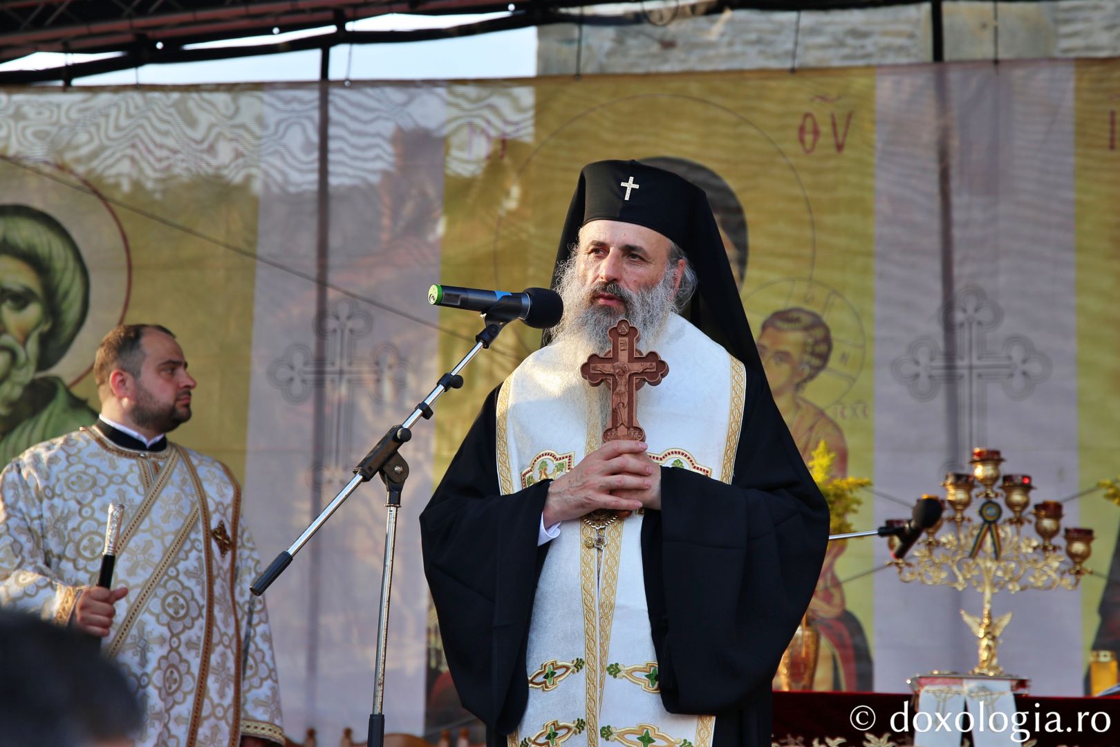 Foto: Flavius Popa Mii de oameni, împreună cu sfinții, în procesiune pe străzile din Piatra Neamț