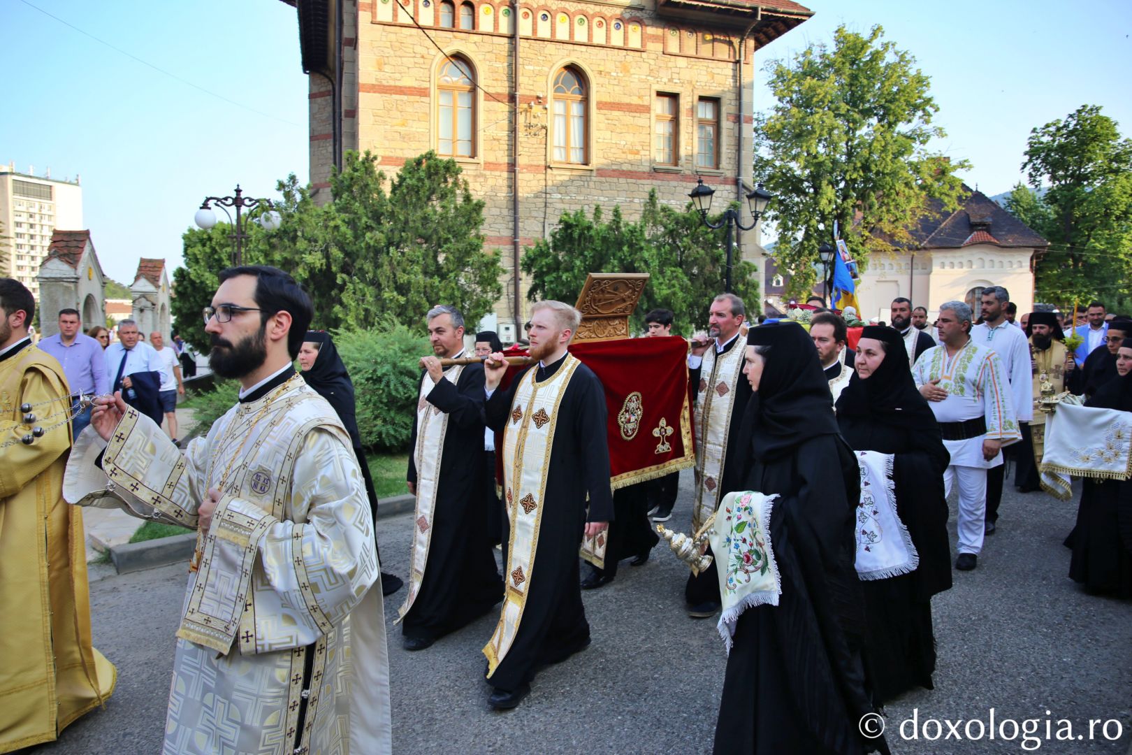 Foto: Flavius Popa Mii de oameni, împreună cu sfinții, în procesiune pe străzile din Piatra Neamț