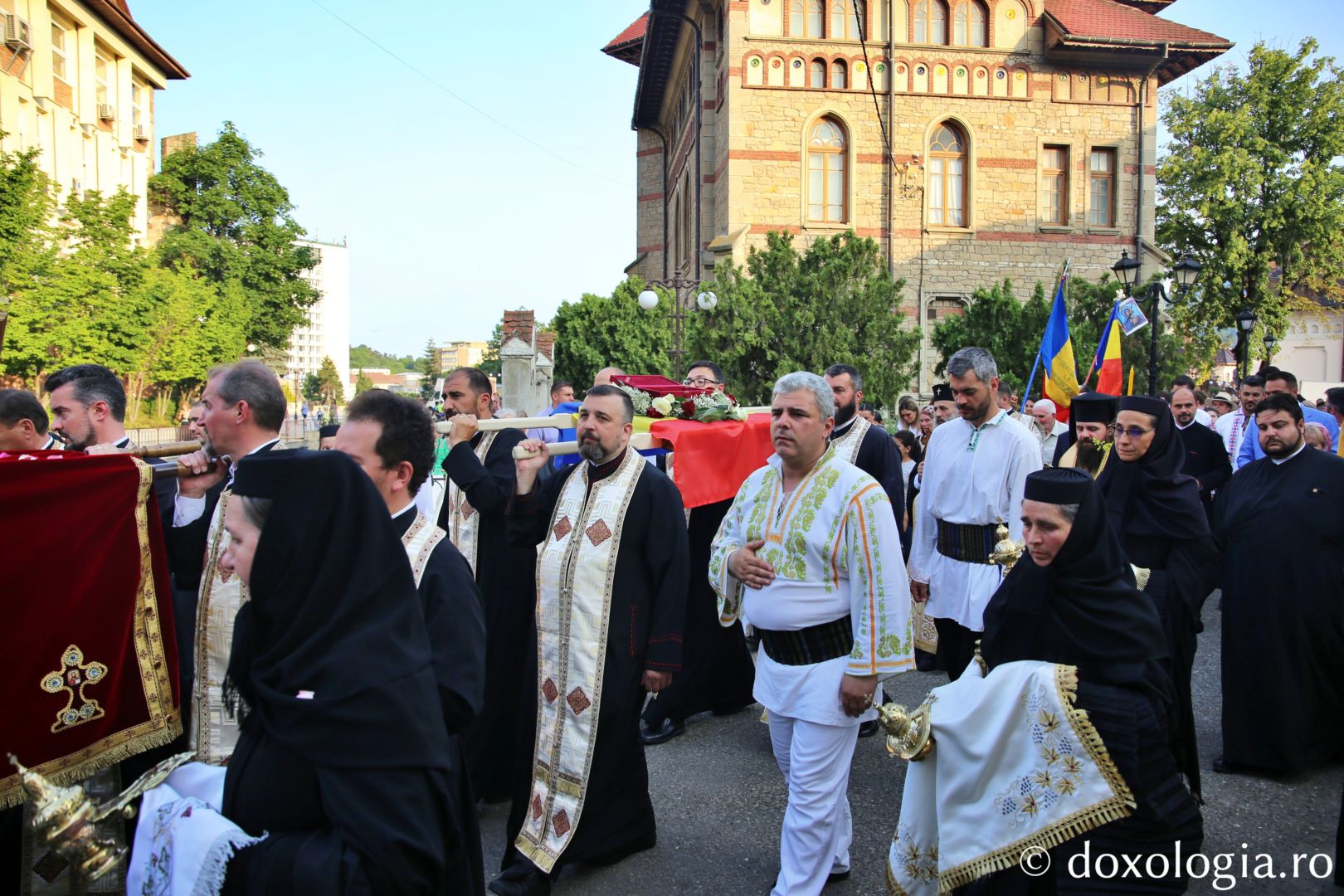 Foto: Flavius Popa Mii de oameni, împreună cu sfinții, în procesiune pe străzile din Piatra Neamț