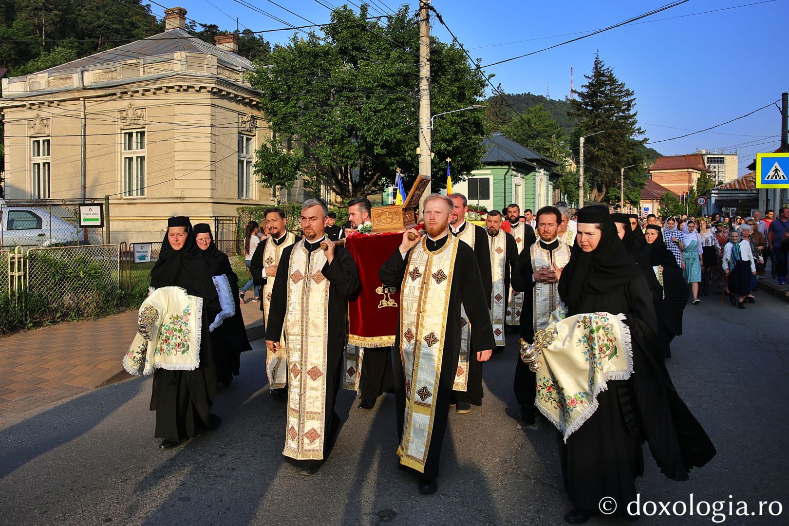 Foto: Flavius Popa Mii de oameni, împreună cu sfinții, în procesiune pe străzile din Piatra Neamț