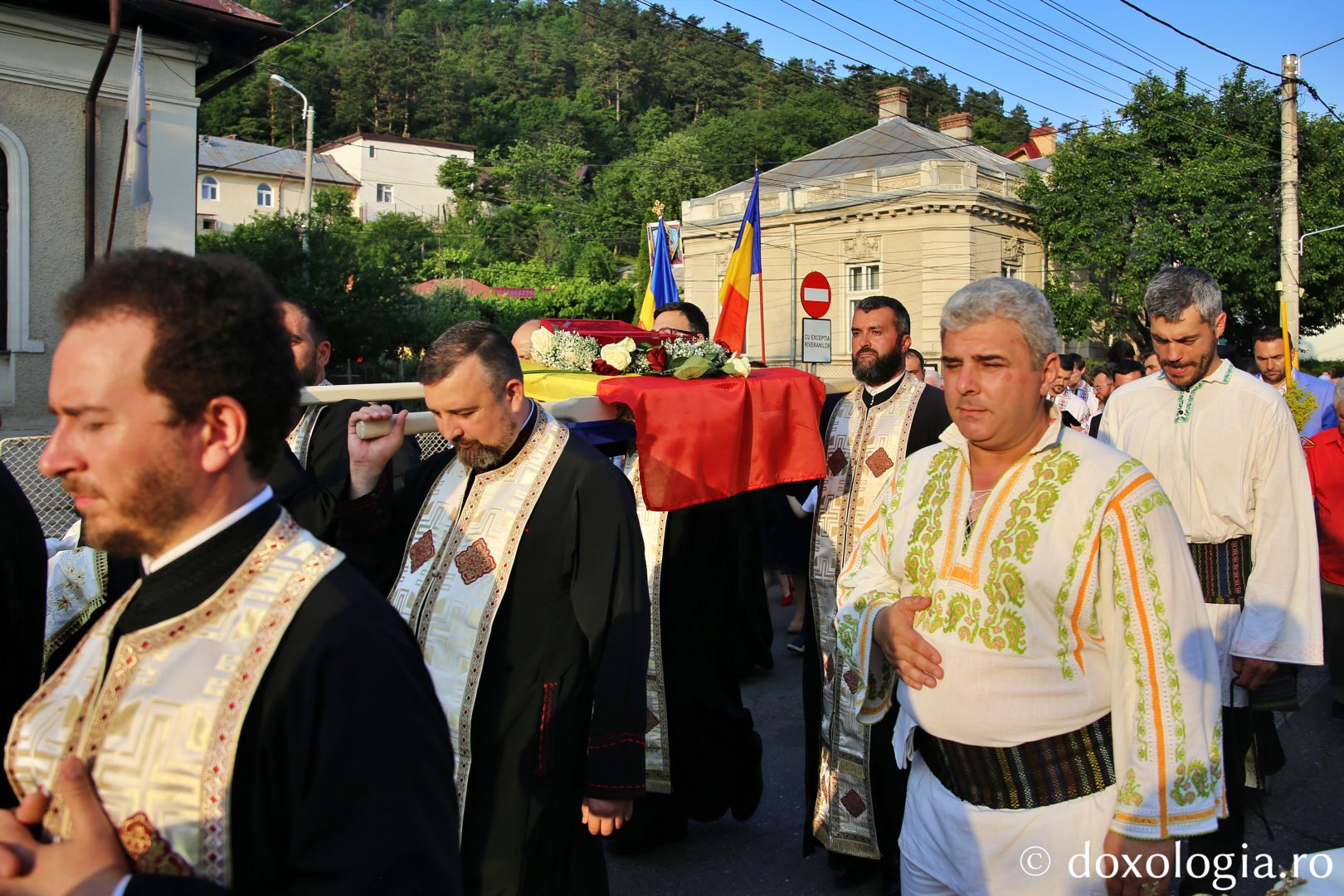 Foto: Flavius Popa Mii de oameni, împreună cu sfinții, în procesiune pe străzile din Piatra Neamț