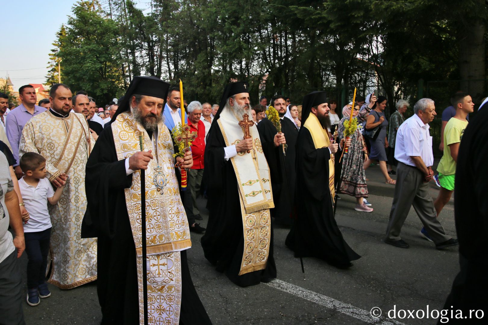 Foto: Flavius Popa Mii de oameni, împreună cu sfinții, în procesiune pe străzile din Piatra Neamț