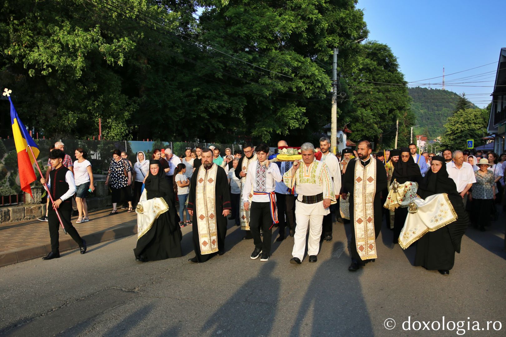 Foto: Flavius Popa Mii de oameni, împreună cu sfinții, în procesiune pe străzile din Piatra Neamț