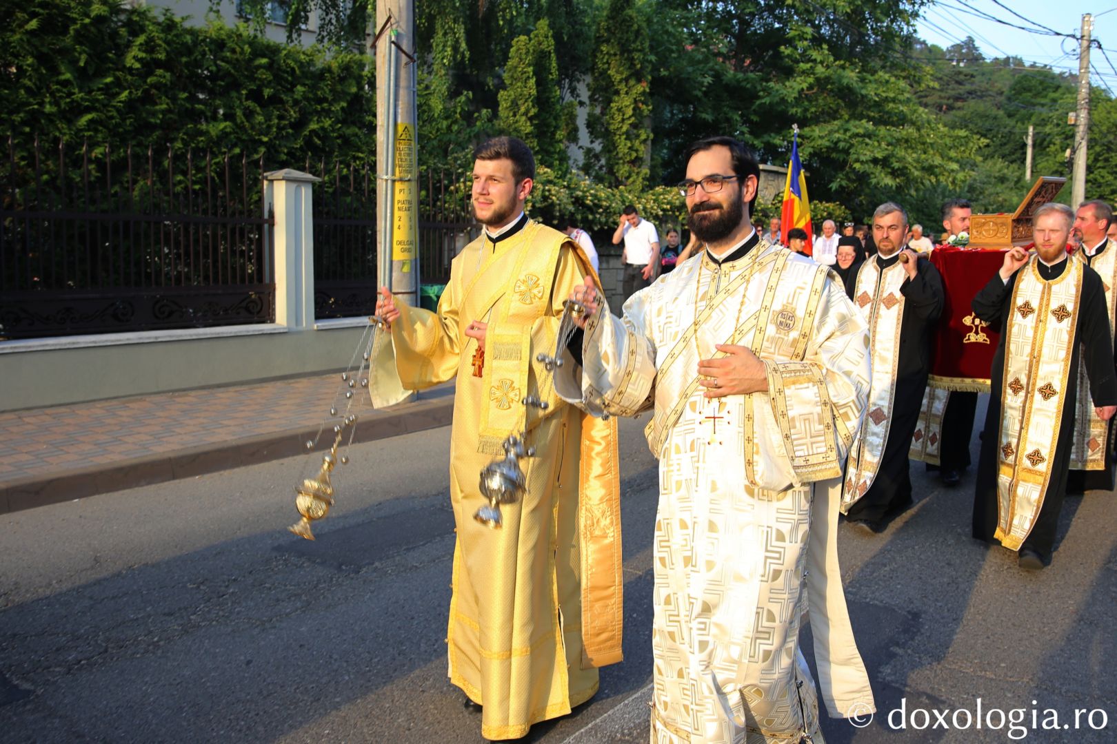 Foto: Flavius Popa Mii de oameni, împreună cu sfinții, în procesiune pe străzile din Piatra Neamț