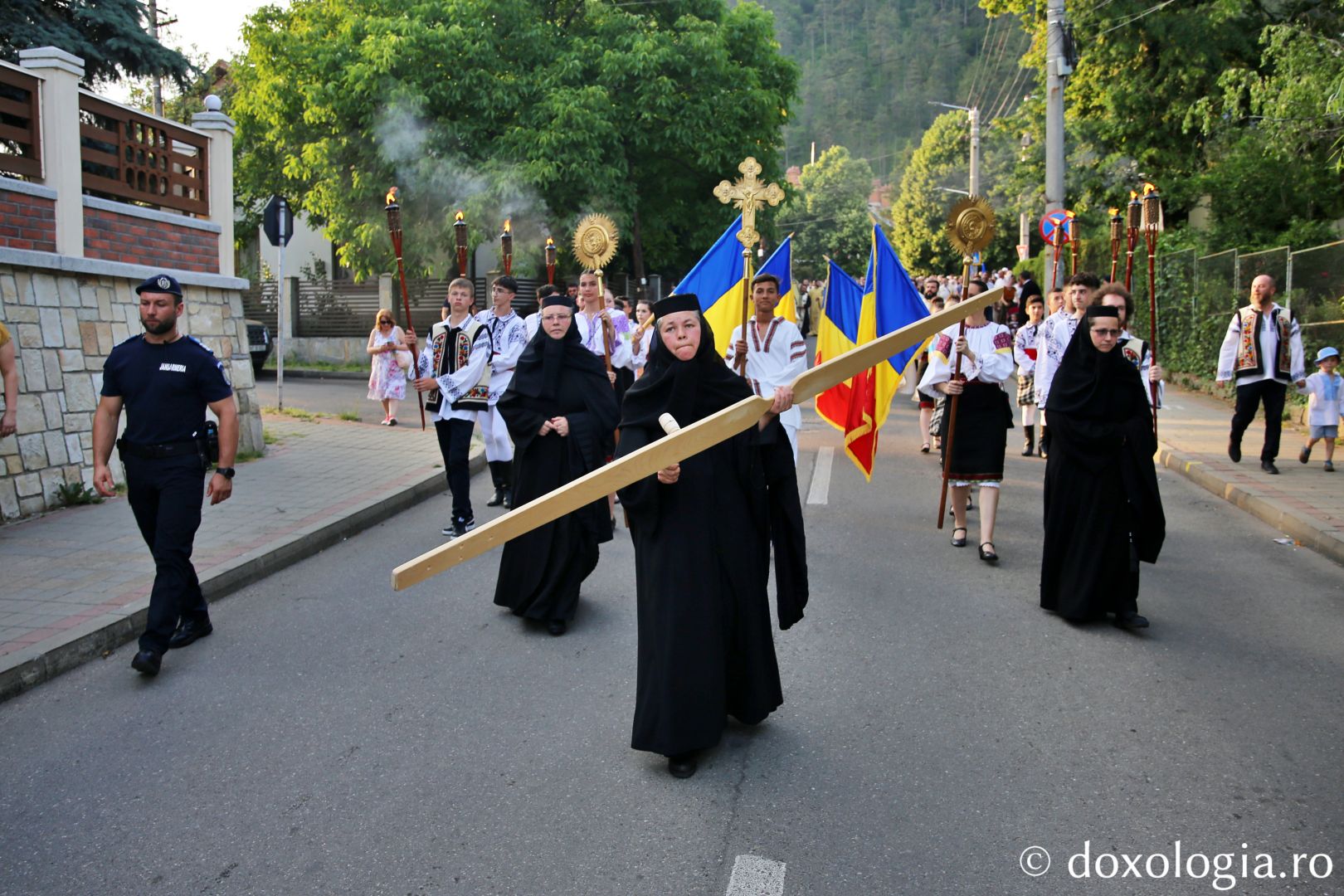 Foto: Flavius Popa Mii de oameni, împreună cu sfinții, în procesiune pe străzile din Piatra Neamț