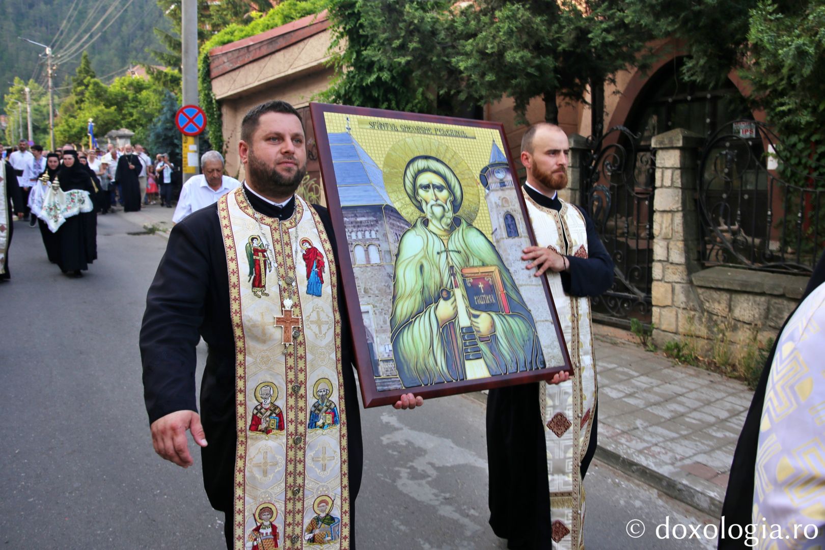 Foto: Flavius Popa Mii de oameni, împreună cu sfinții, în procesiune pe străzile din Piatra Neamț
