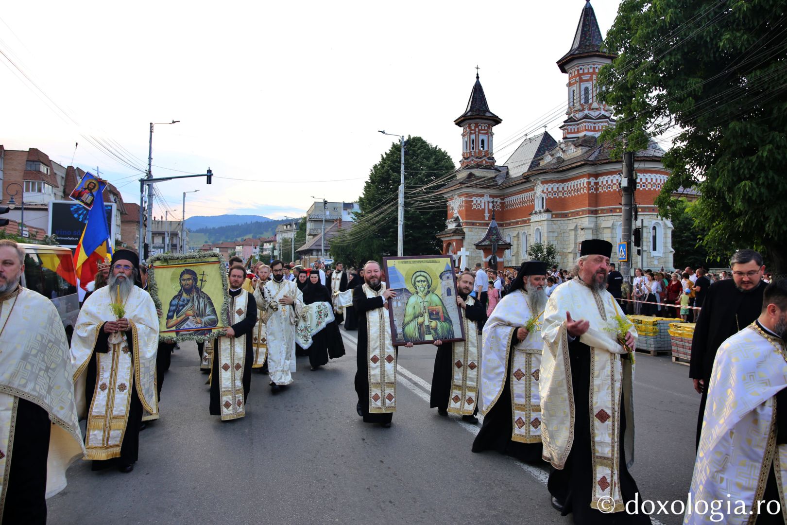 Foto: Flavius Popa Mii de oameni, împreună cu sfinții, în procesiune pe străzile din Piatra Neamț